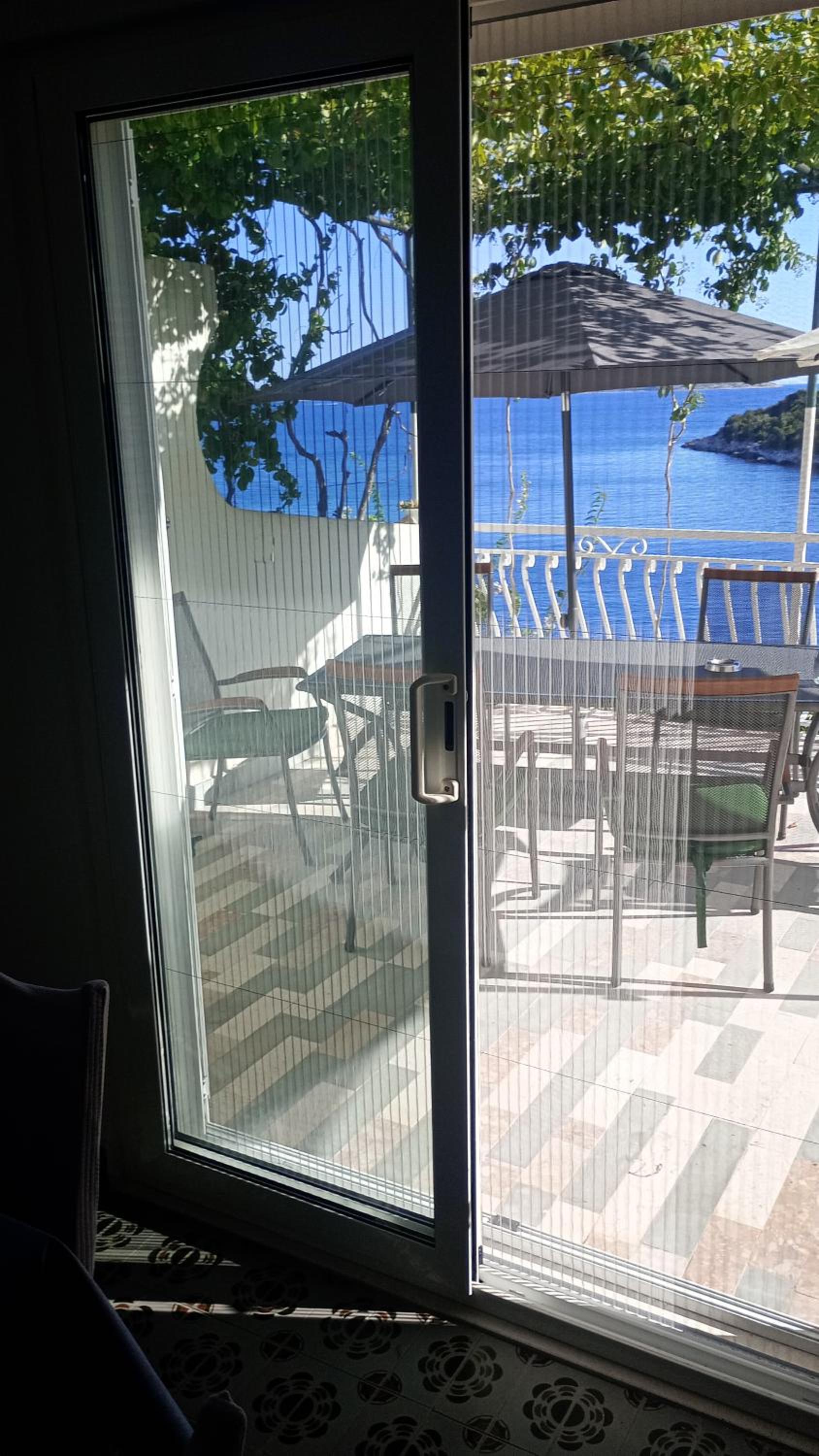 Beachfront apartments Ljubljeva