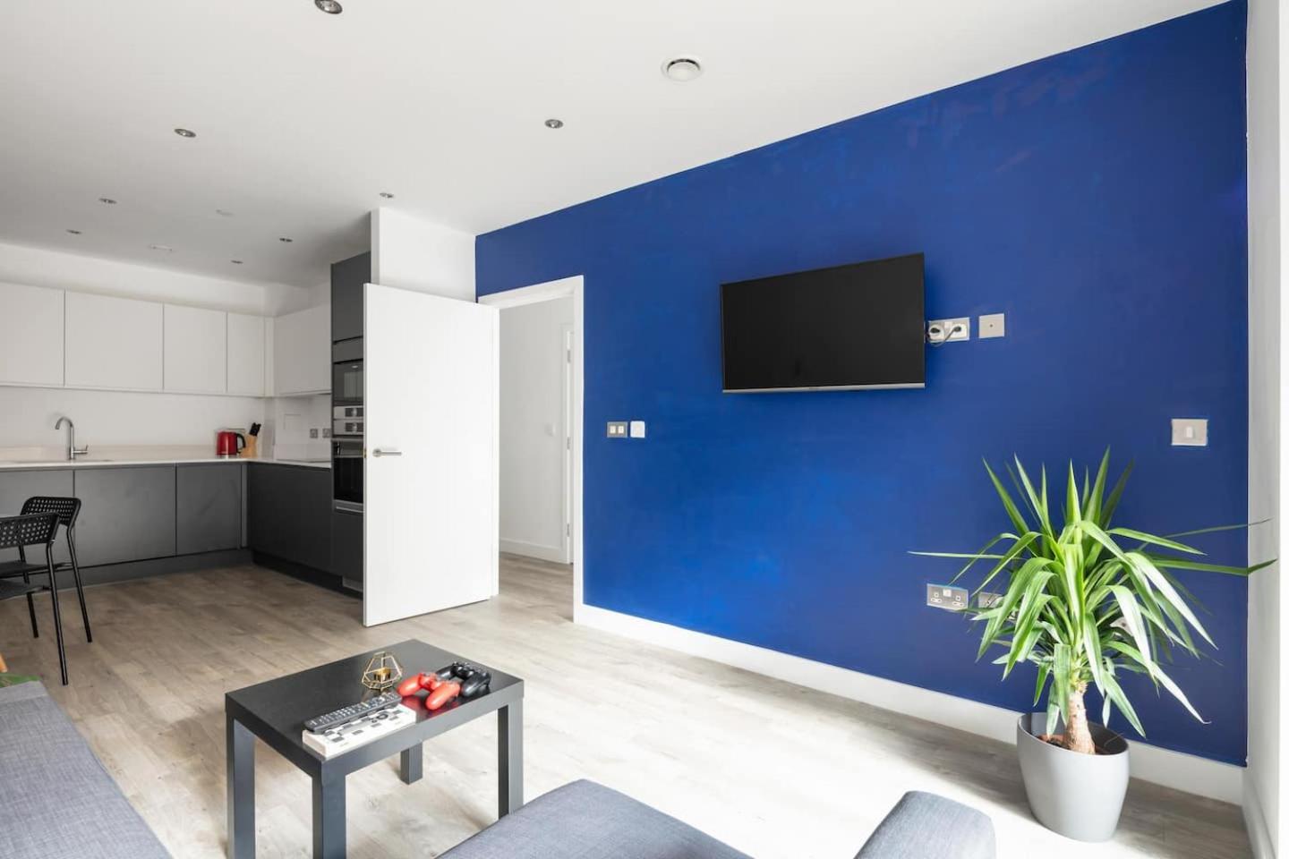 2 mins walk from UCL campus and London Stadium