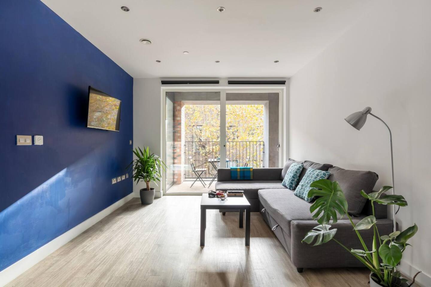 2 mins walk from UCL campus and London Stadium