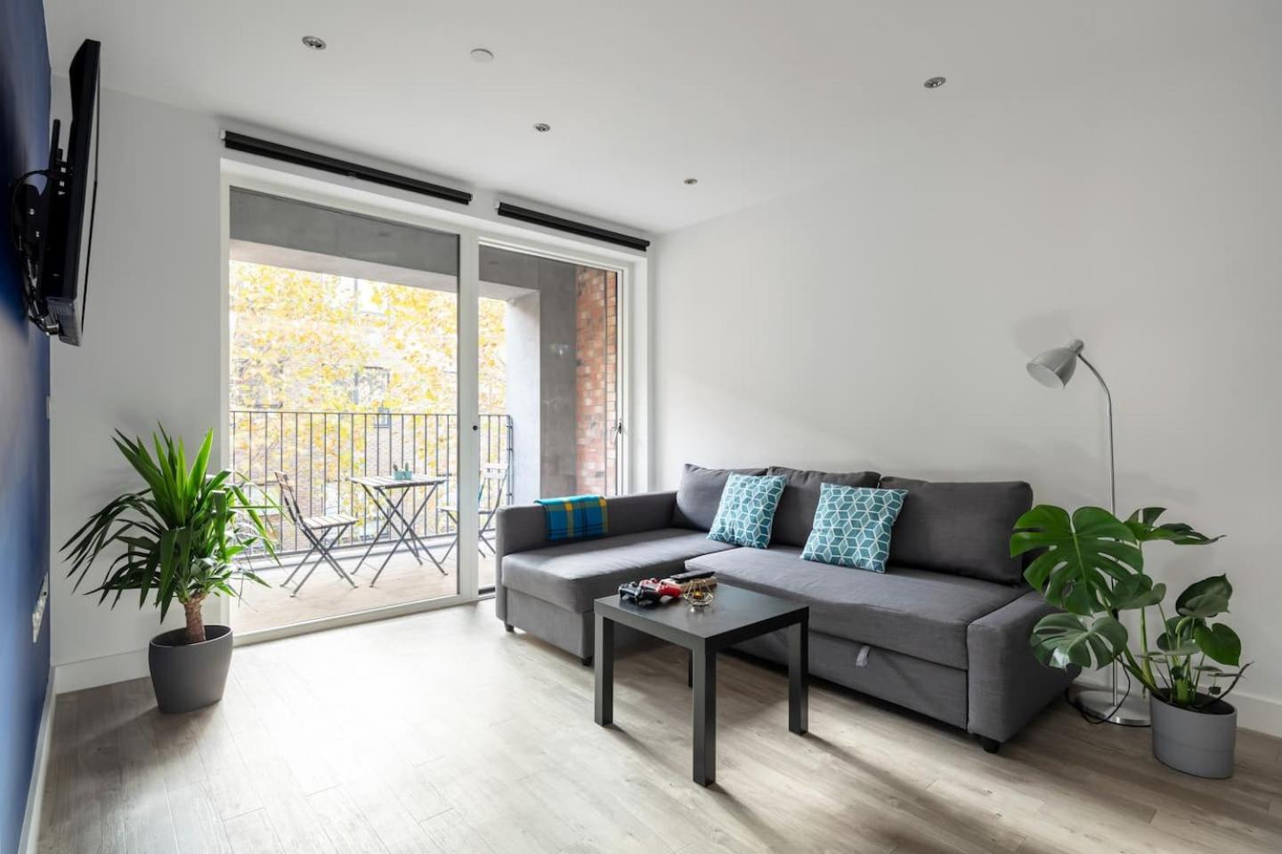 2 mins walk from UCL campus and London Stadium
