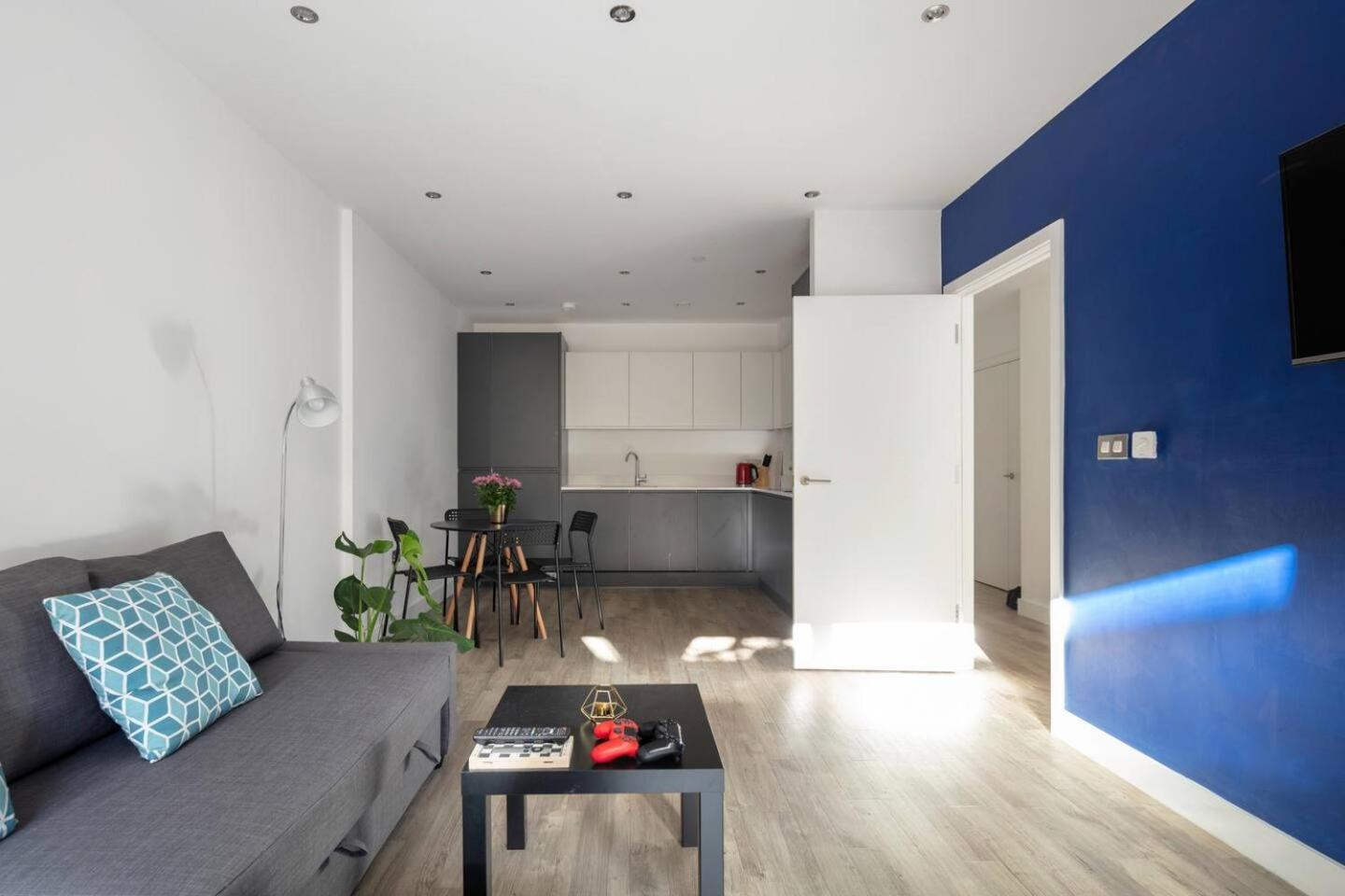 2 mins walk from UCL campus and London Stadium
