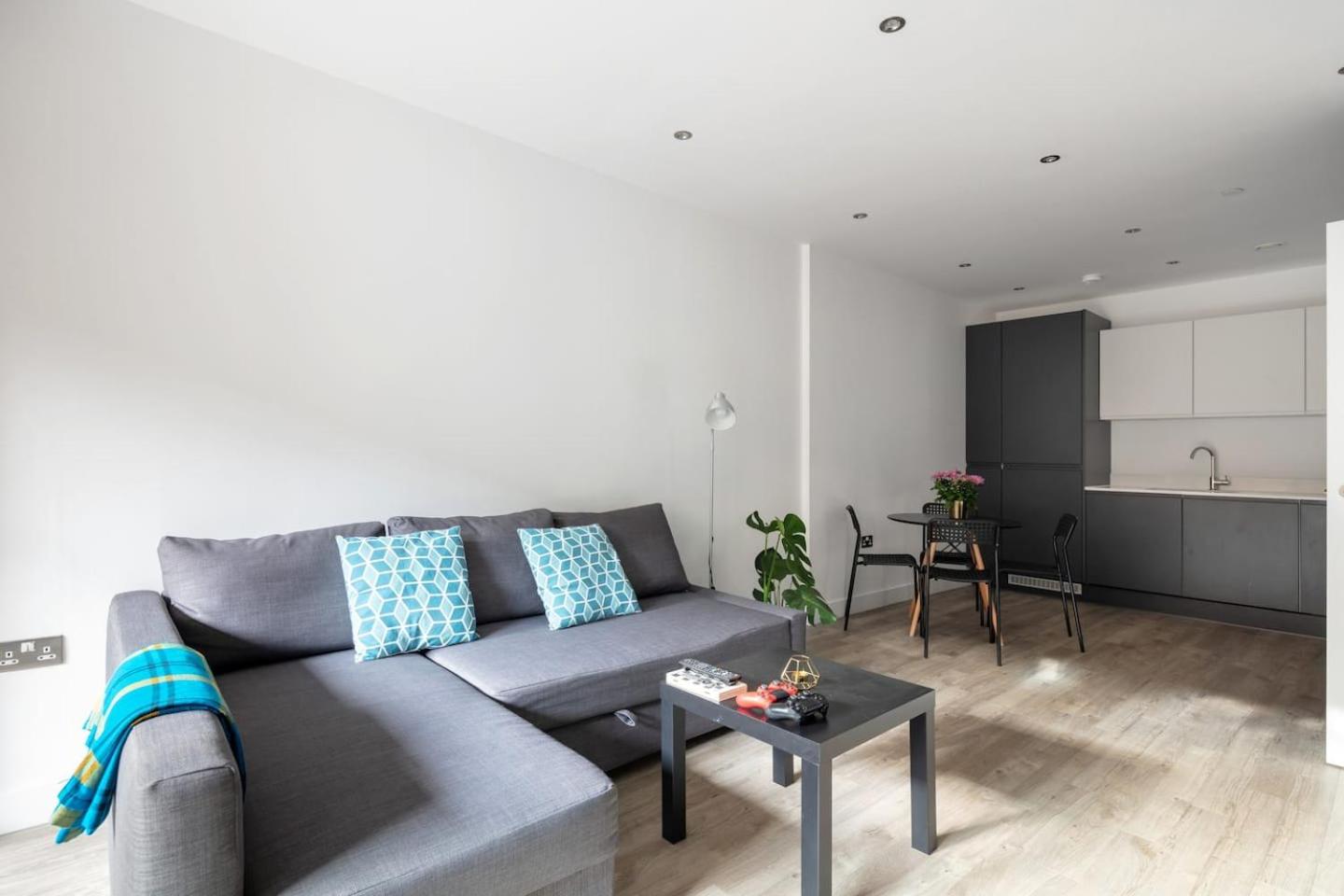 2 mins walk from UCL campus and London Stadium