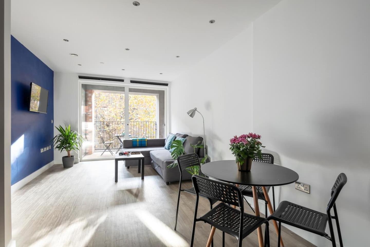 2 mins walk from UCL campus and London Stadium