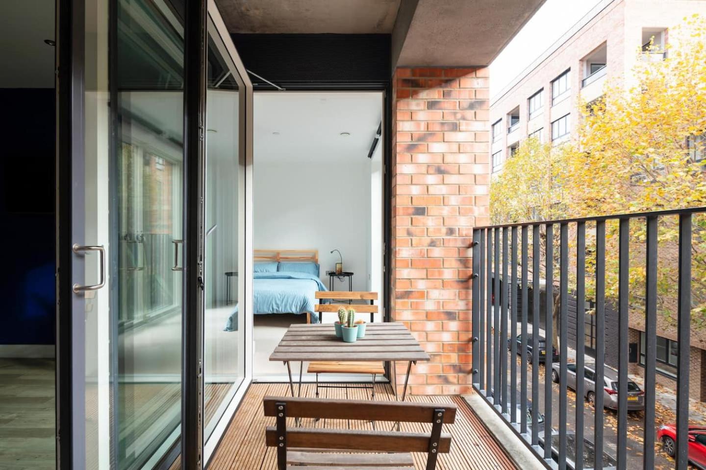 2 mins walk from UCL campus and London Stadium