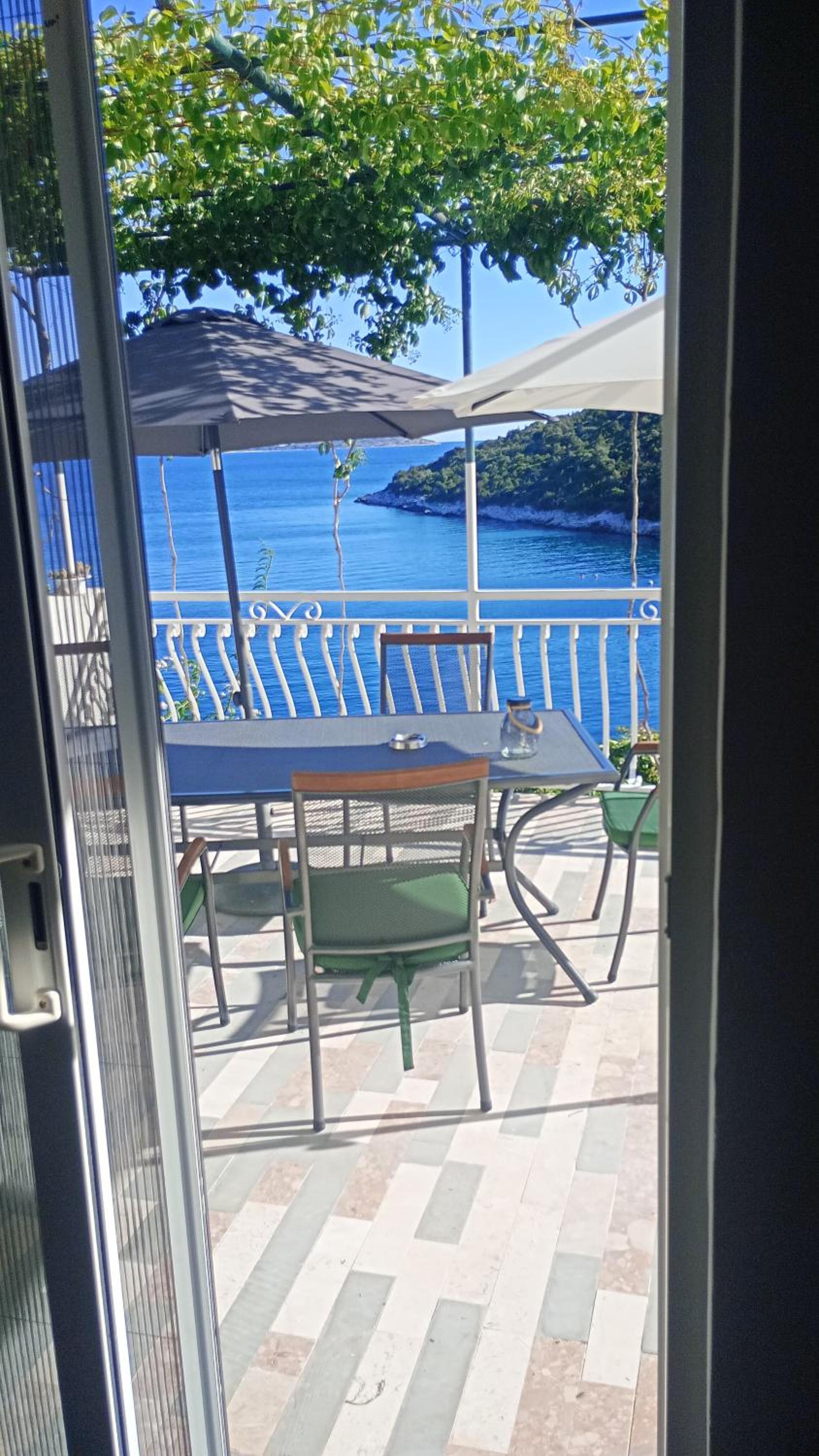 Beachfront apartments Ljubljeva