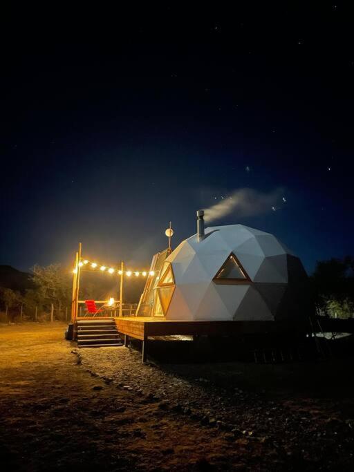 Hermoso domo frente a la montaña