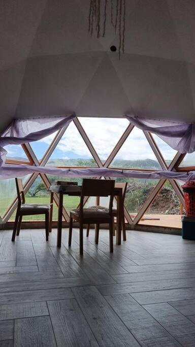 Hermoso domo frente a la montaña
