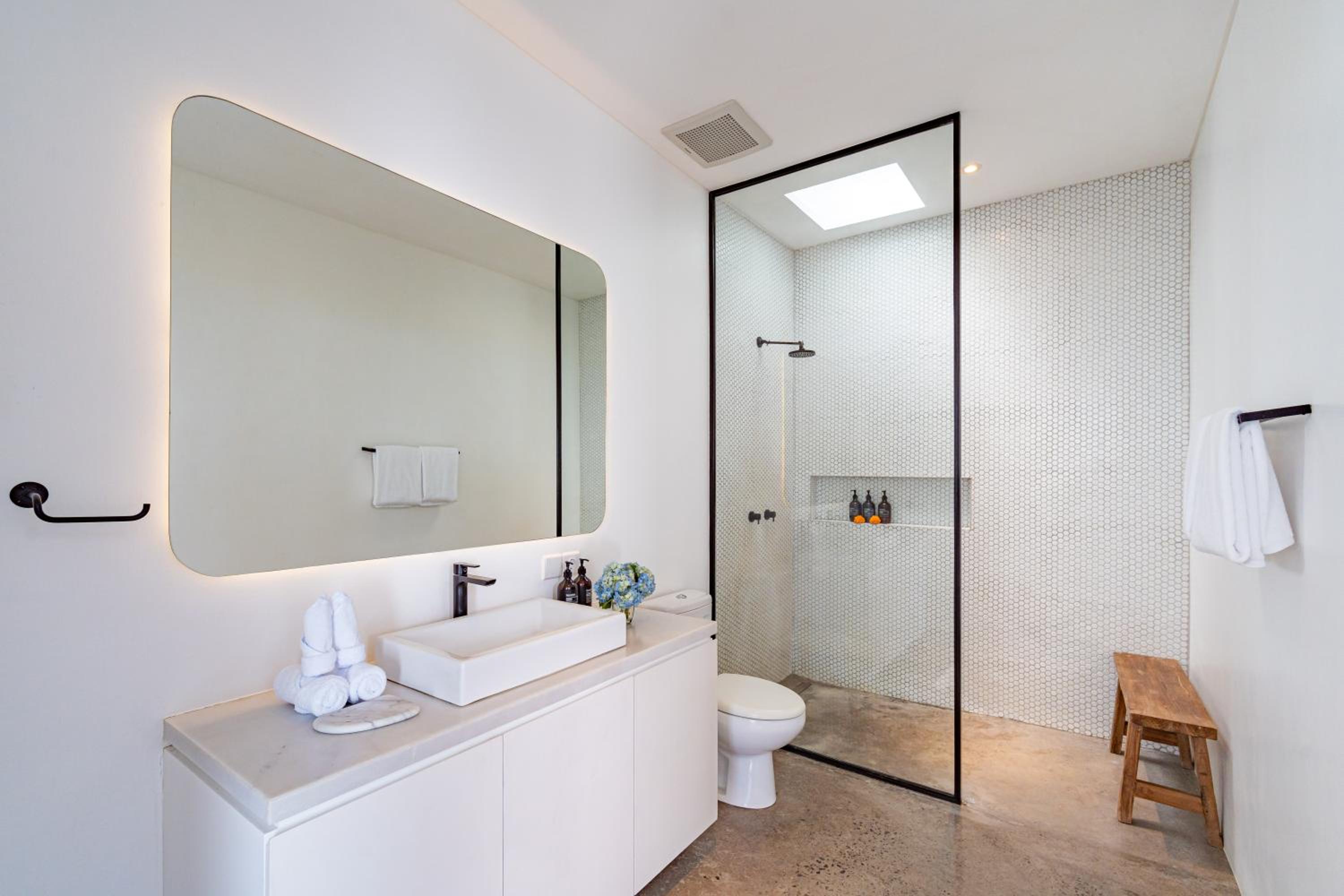 Private 1BR Pool Villa in Canggu, Closable Livingroom, 5mins Ride to Atlas Beach Club view 3