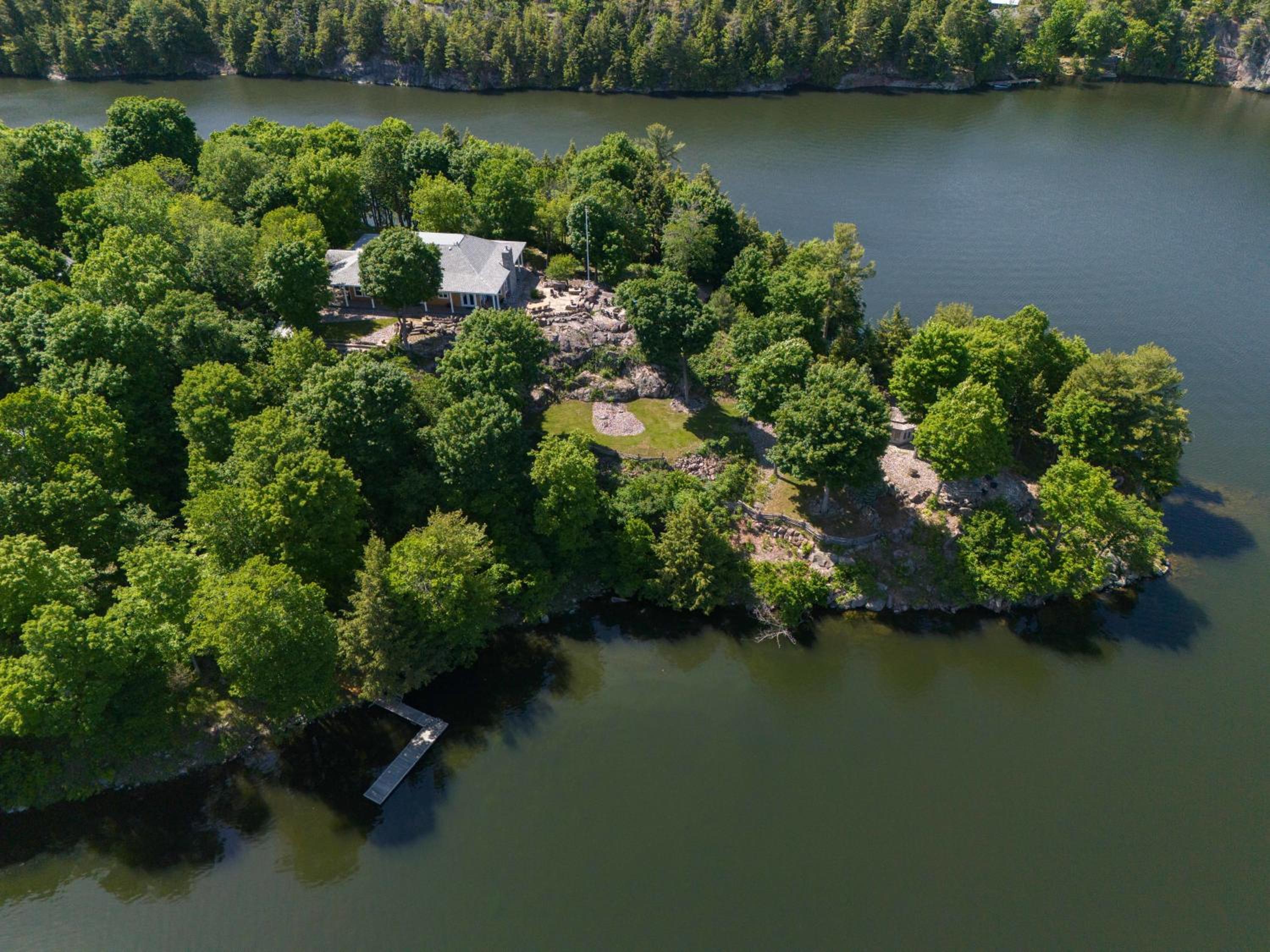 Badger's Sett - Estate on point with hot tub