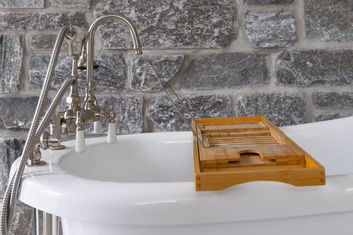 Badger's Sett - Estate on point with hot tub