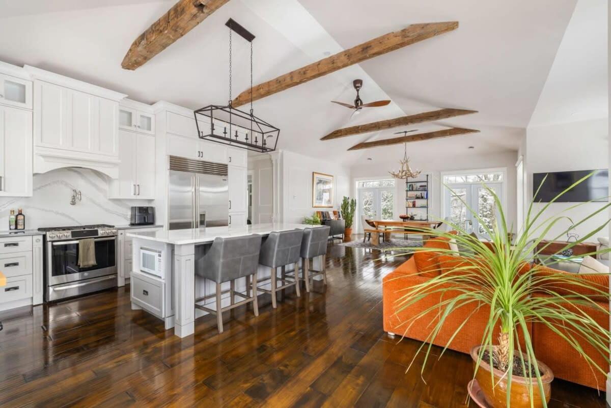 Badger's Sett - Estate on point with hot tub