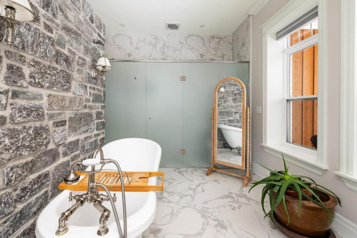 Badger's Sett - Estate on point with hot tub