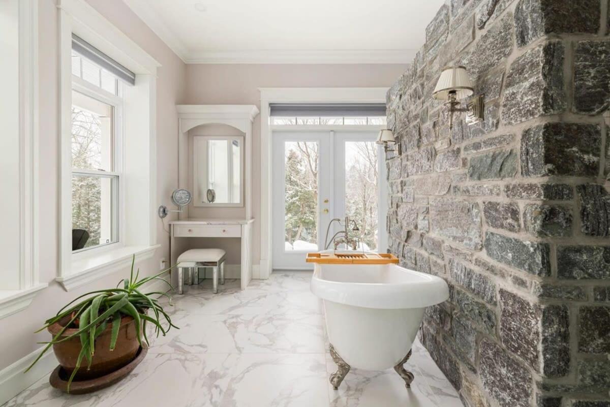 Badger's Sett - Estate on point with hot tub