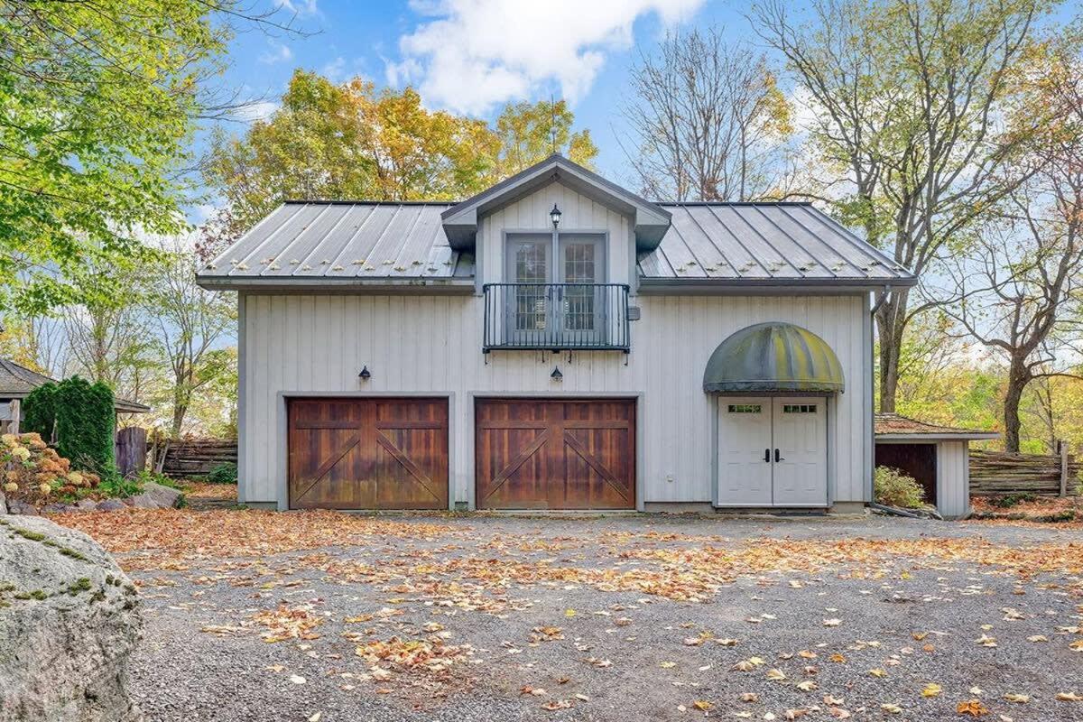 Badger's Sett - Estate on point with hot tub