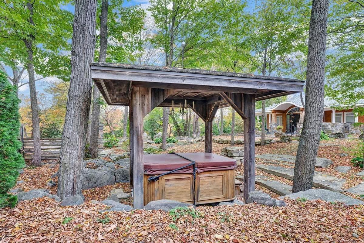 Badger's Sett - Estate on point with hot tub