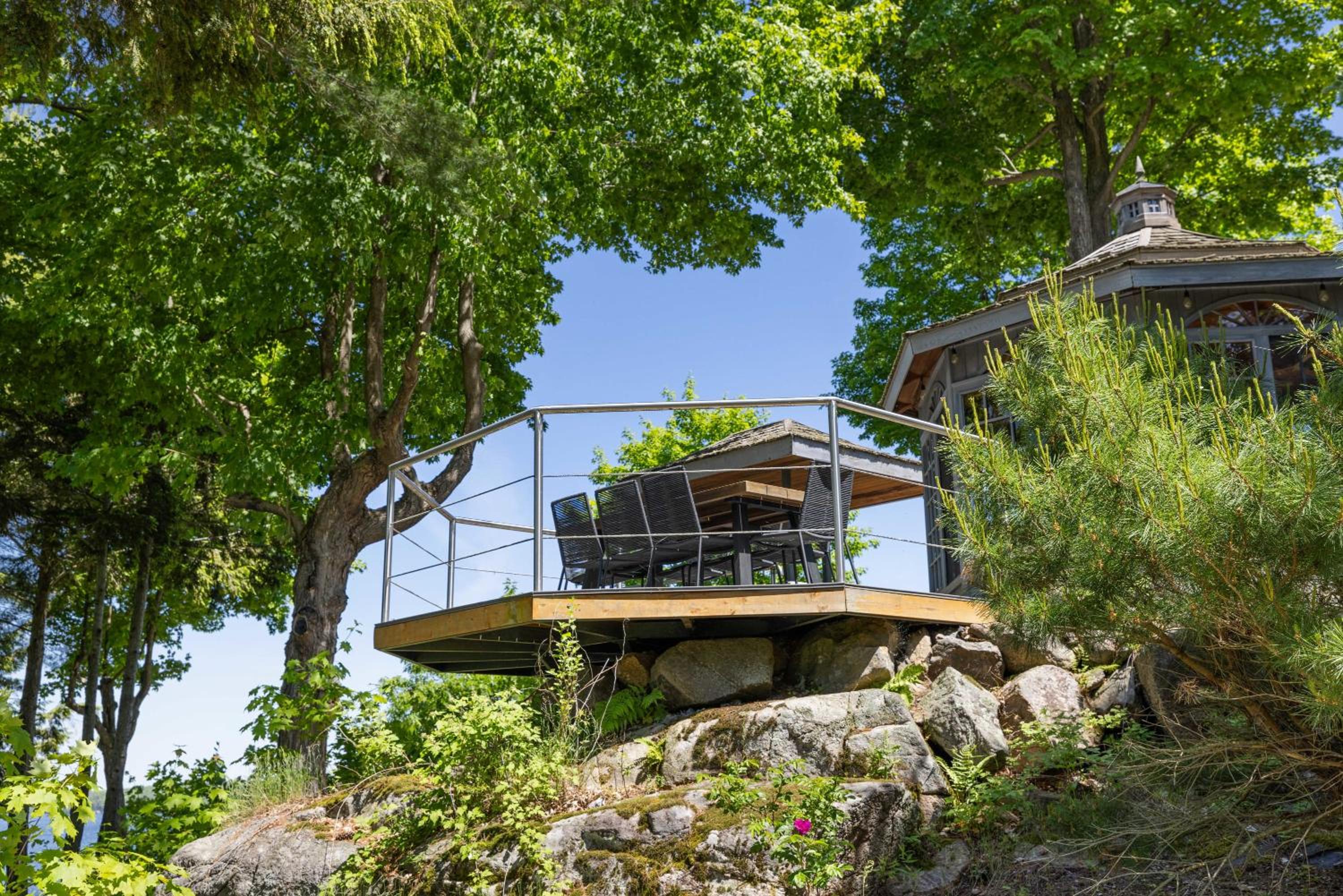 Badger's Sett - Estate on point with hot tub