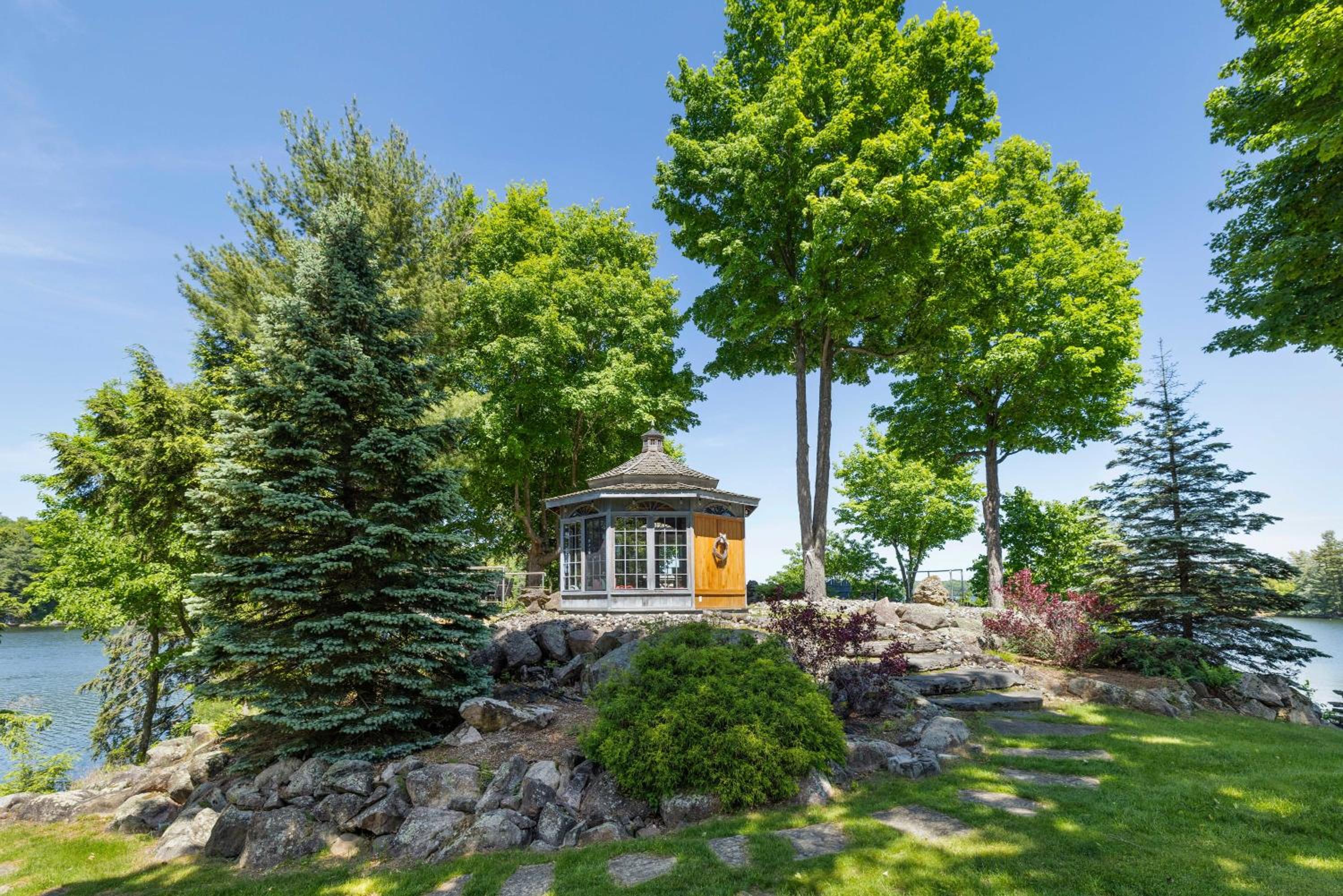 Badger's Sett - Estate on point with hot tub