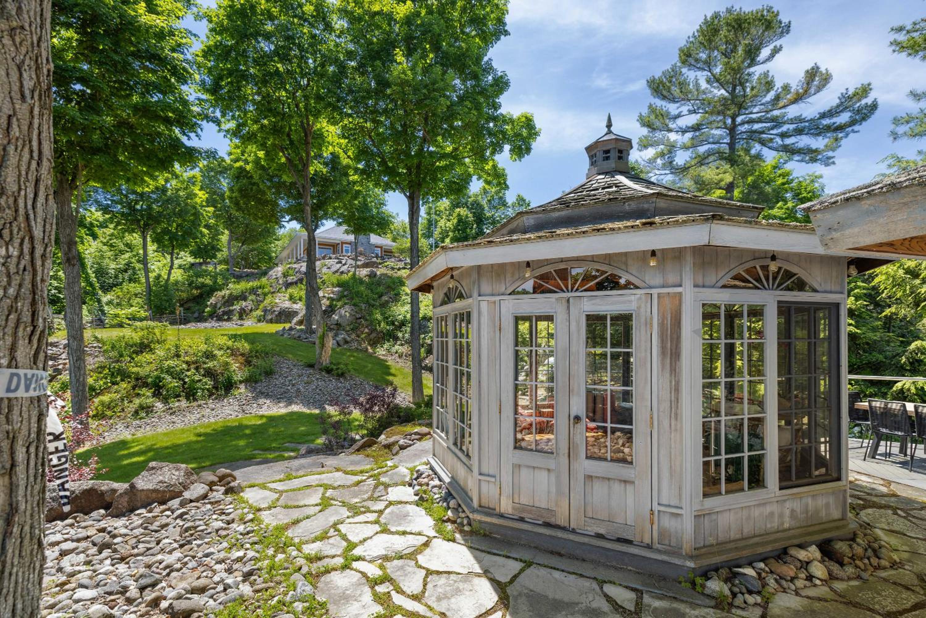Badger's Sett - Estate on point with hot tub