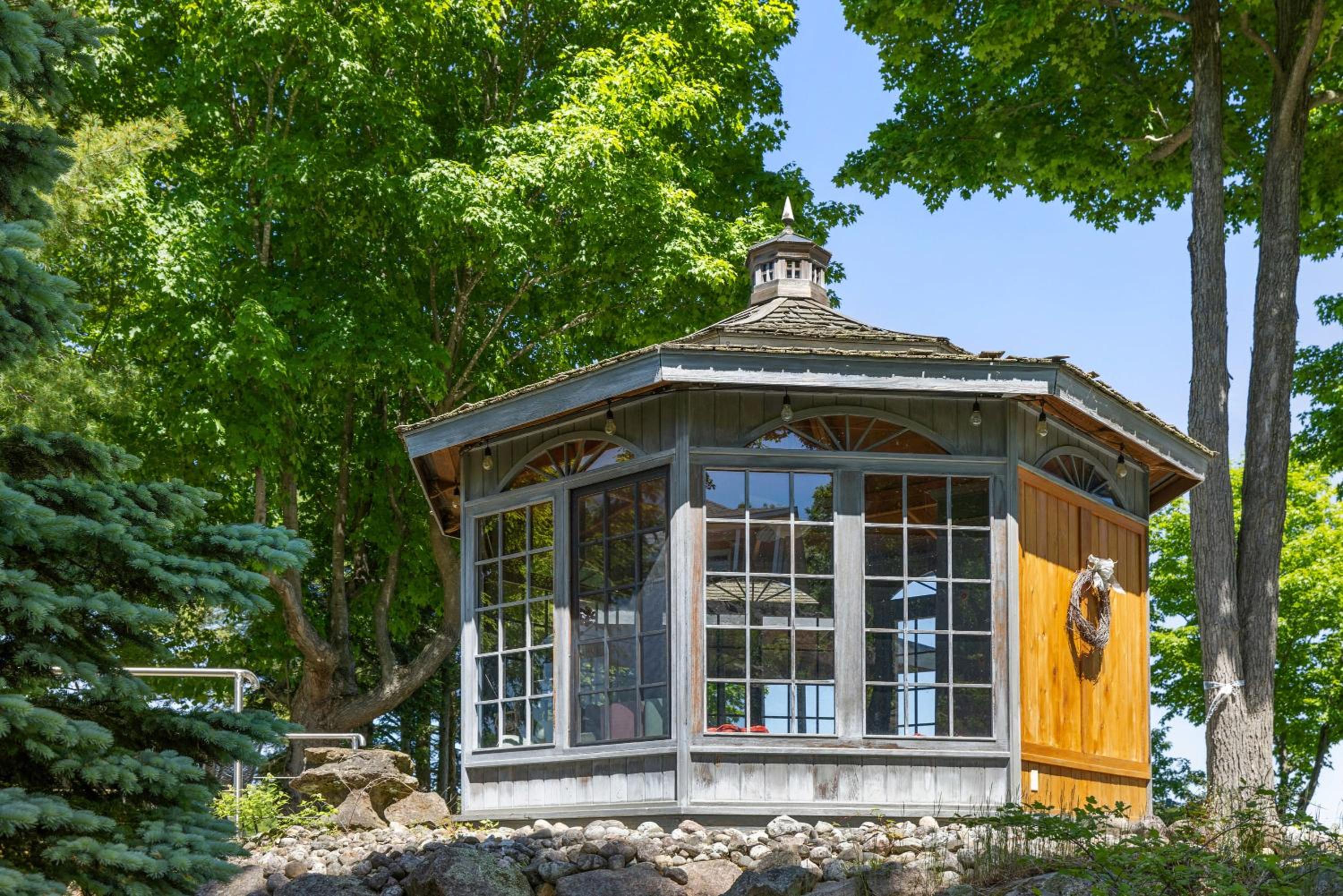 Badger's Sett - Estate on point with hot tub
