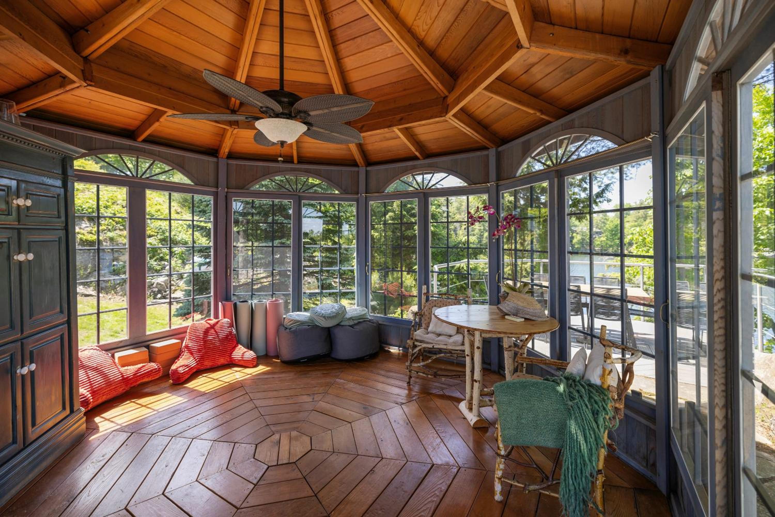 Badger's Sett - Estate on point with hot tub