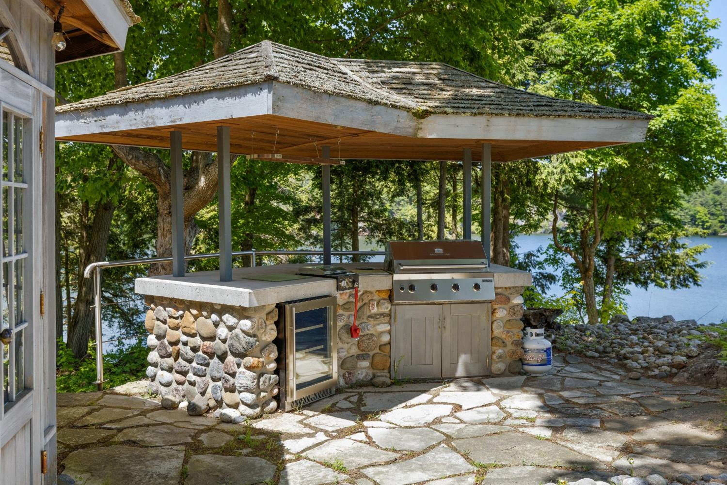 Badger's Sett - Estate on point with hot tub