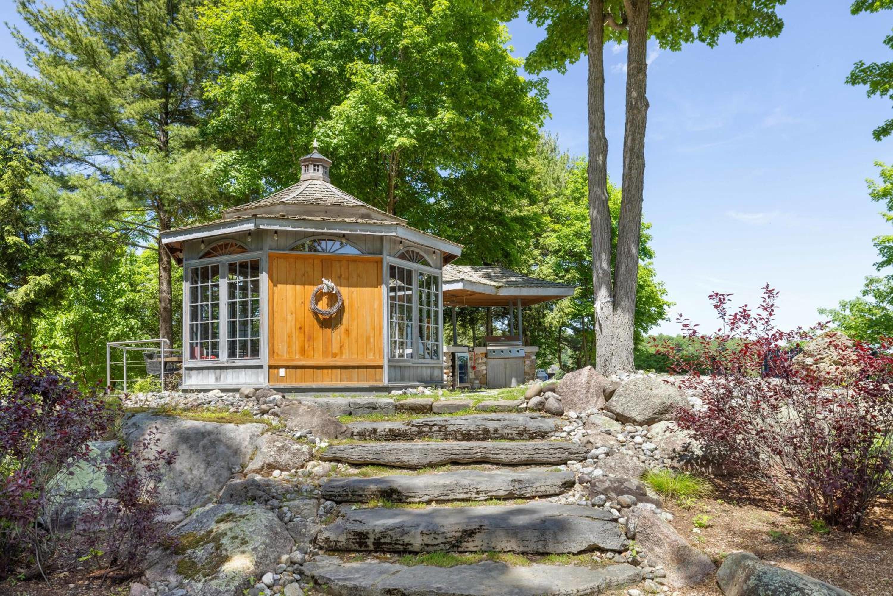Badger's Sett - Estate on point with hot tub