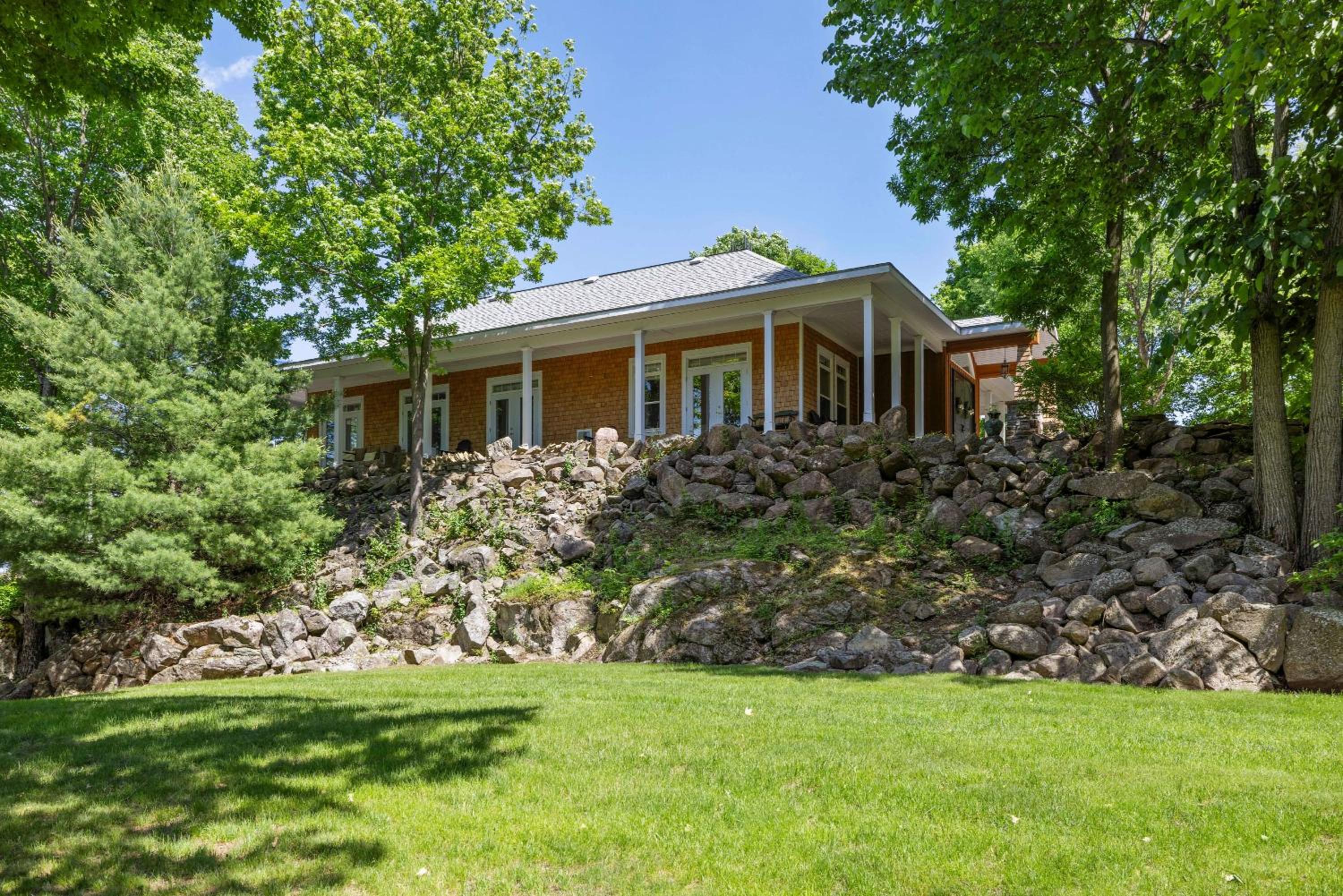 Badger's Sett - Estate on point with hot tub