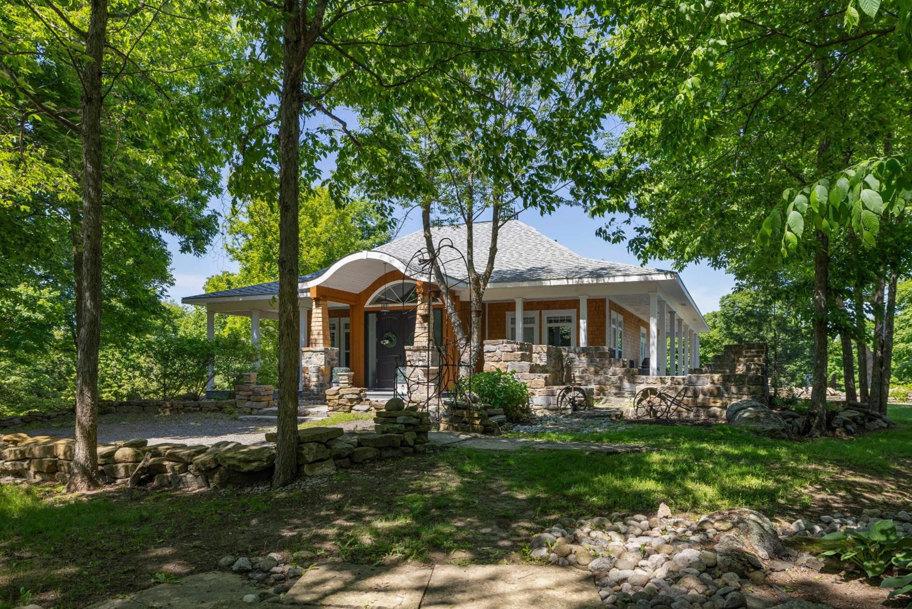 Badger's Sett - Estate on point with hot tub