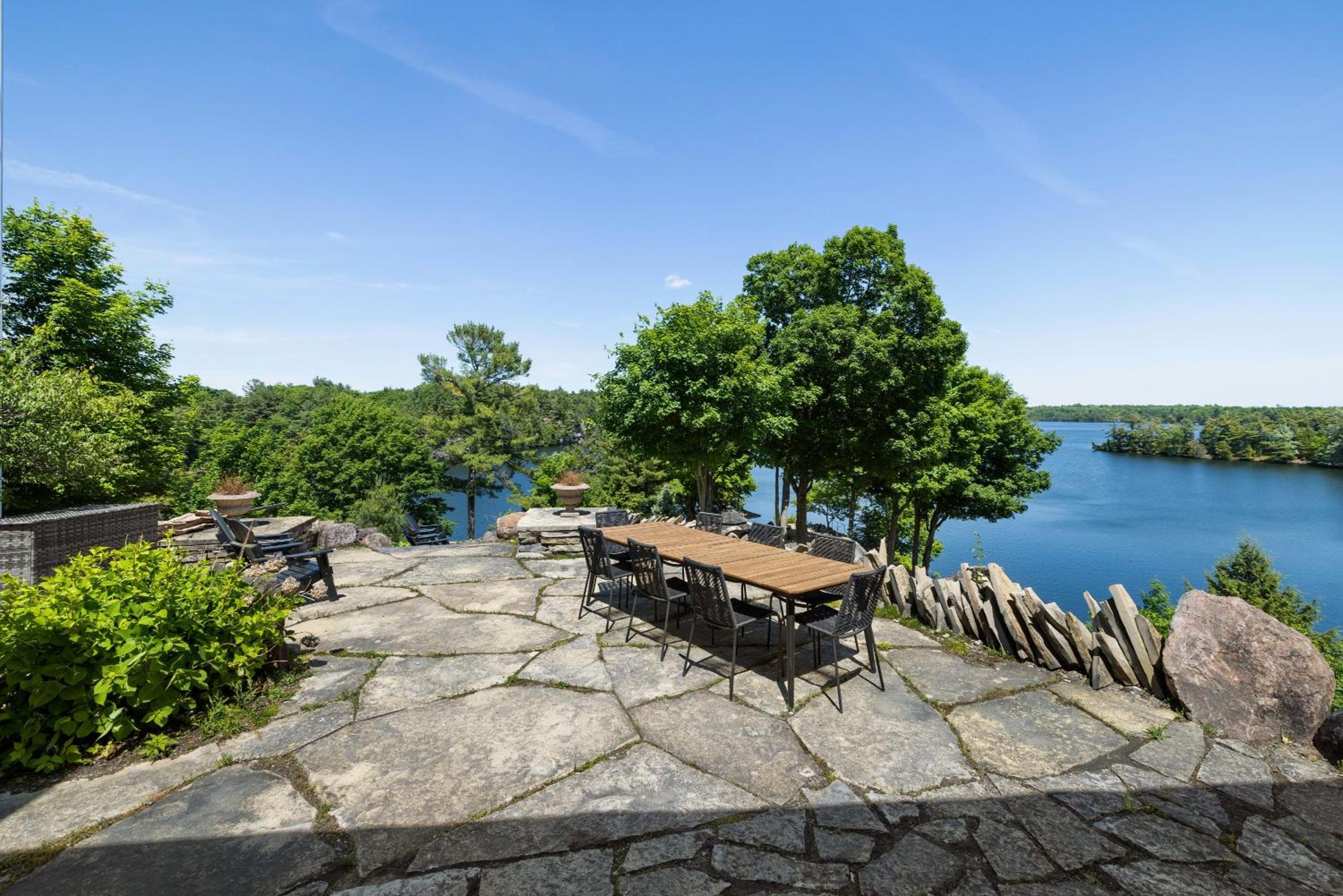 Badger's Sett - Estate on point with hot tub