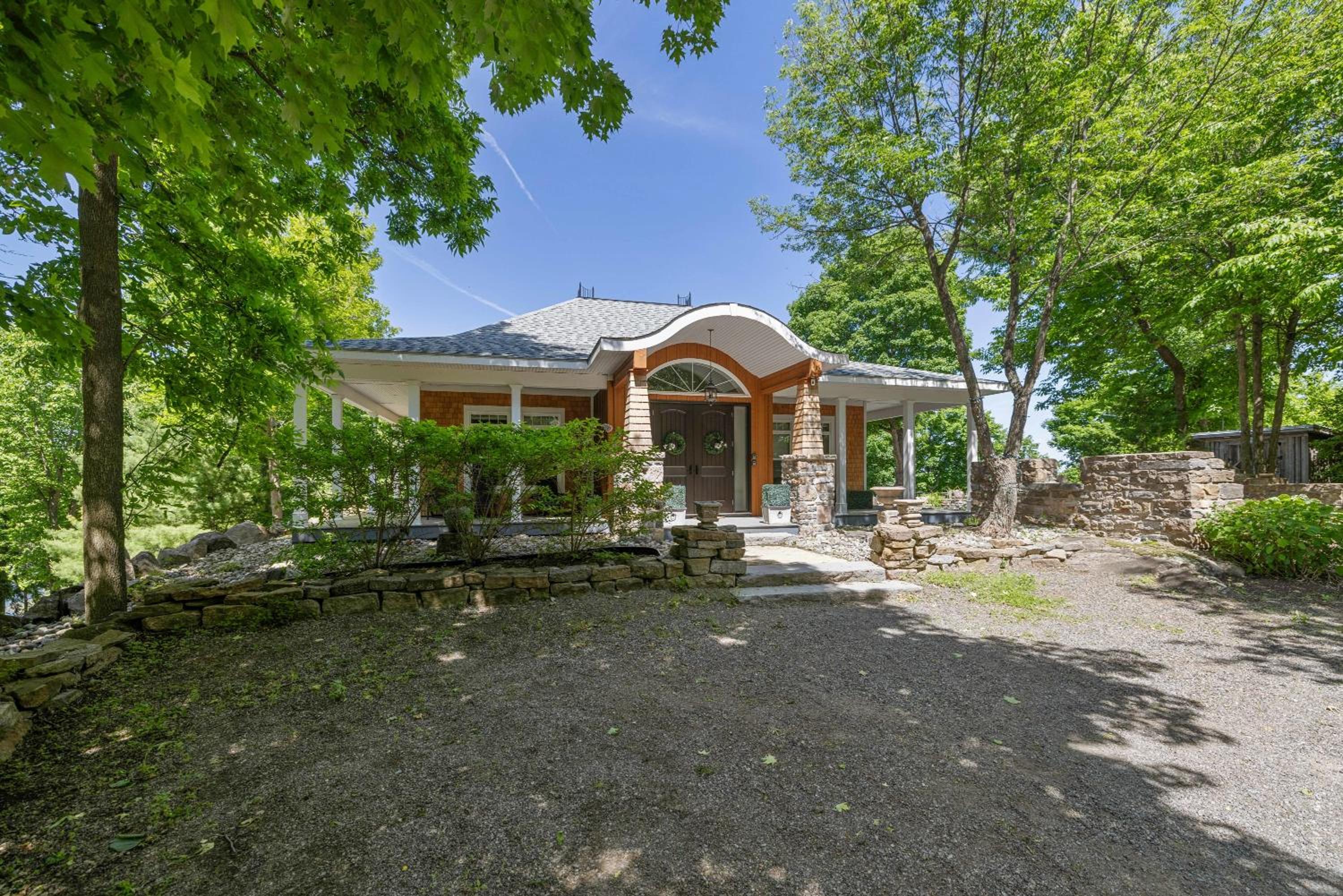 Badger's Sett - Estate on point with hot tub
