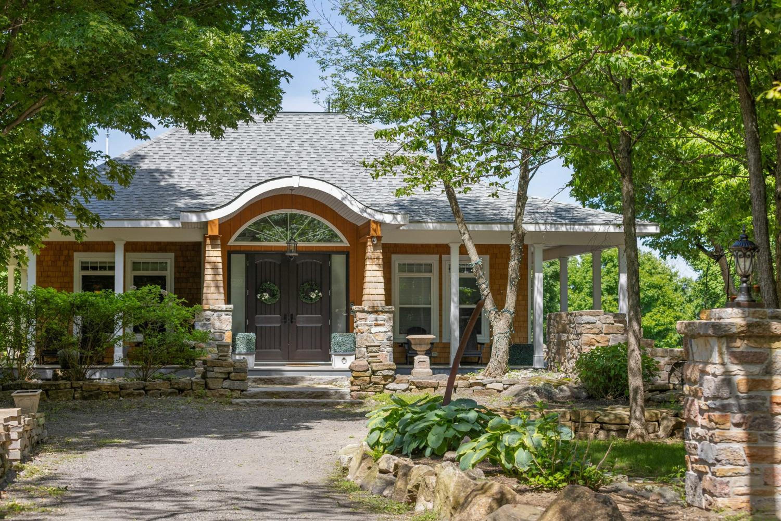 Badger's Sett - Estate on point with hot tub