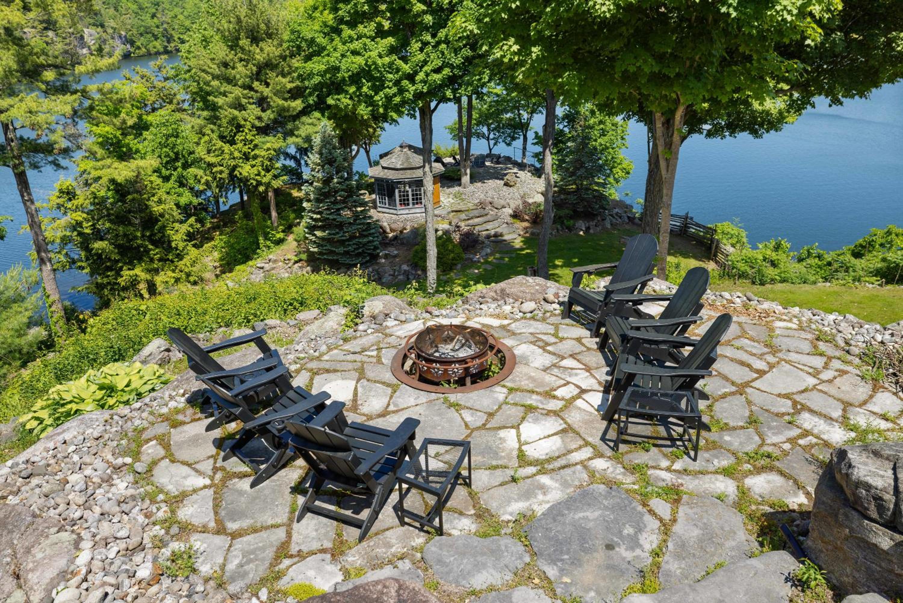 Badger's Sett - Estate on point with hot tub