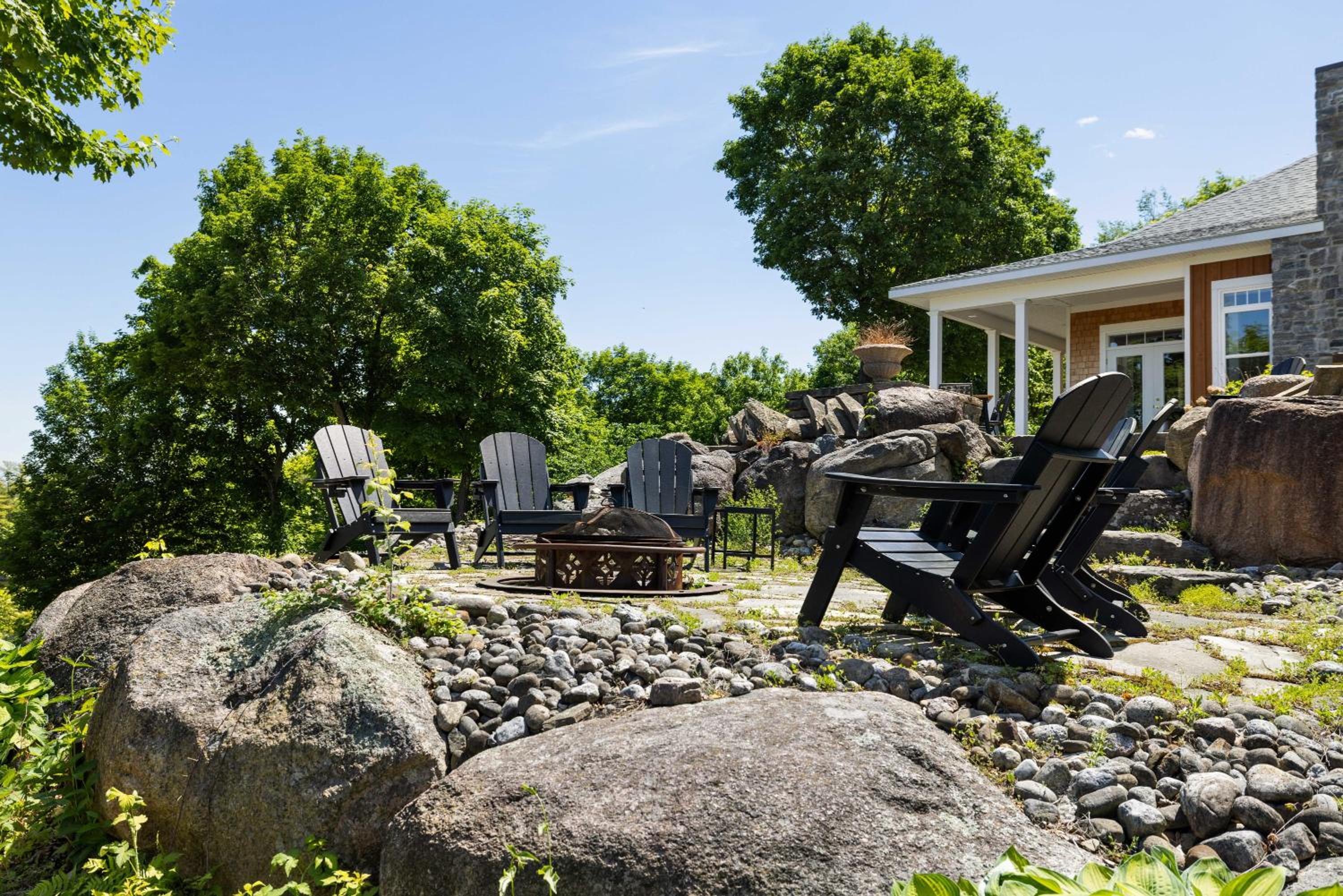 Badger's Sett - Estate on point with hot tub