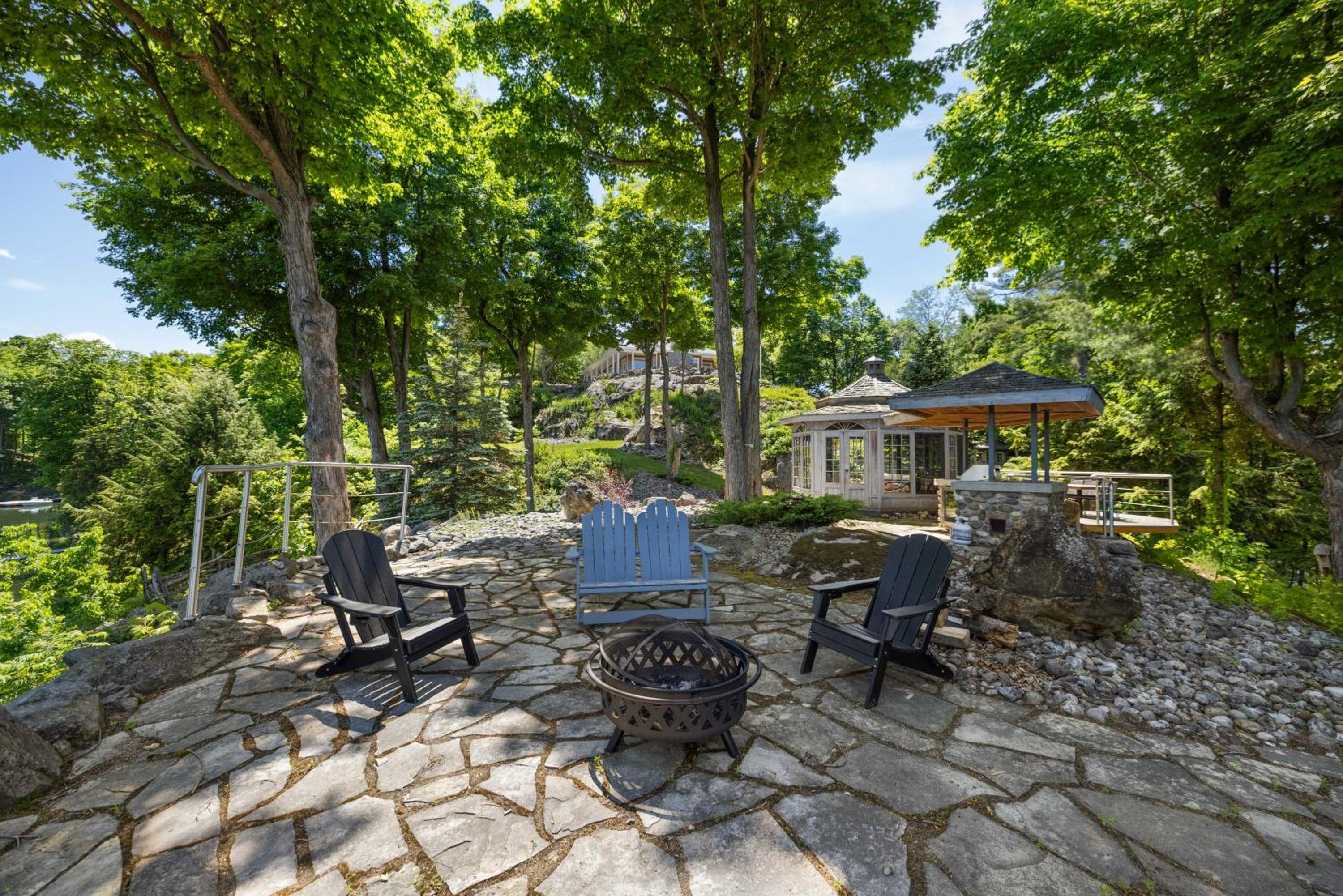 Badger's Sett - Estate on point with hot tub