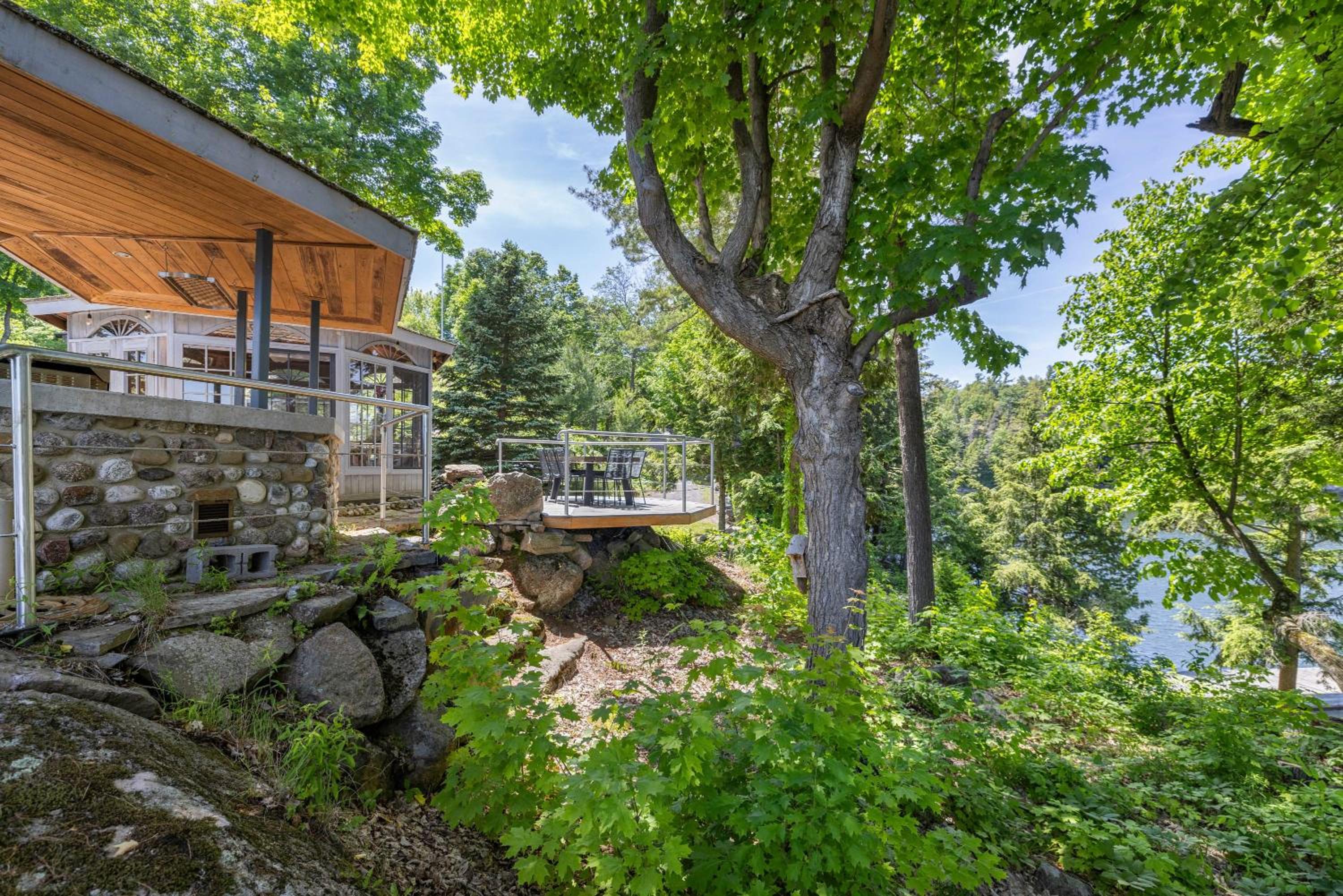 Badger's Sett - Estate on point with hot tub