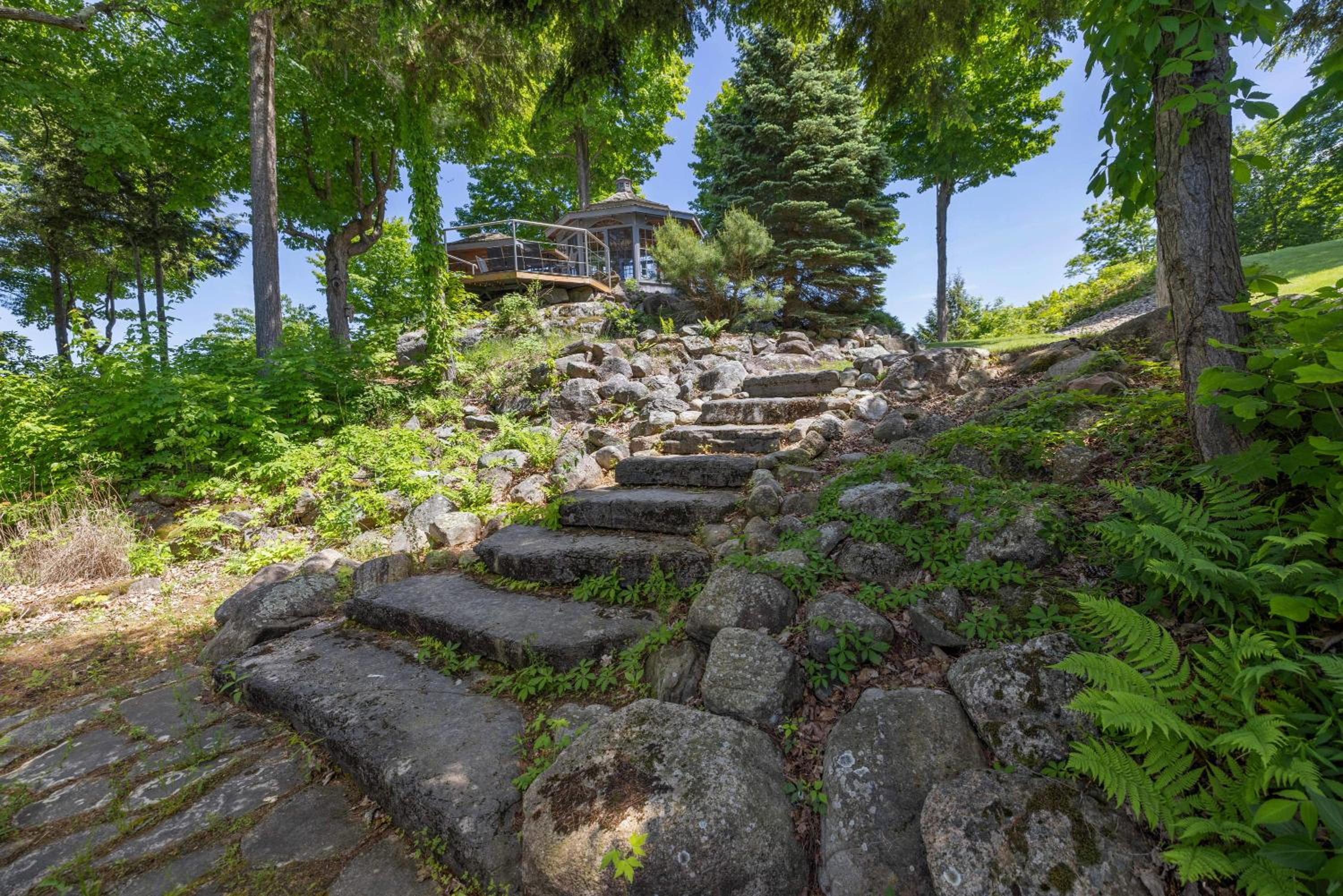 Badger's Sett - Estate on point with hot tub