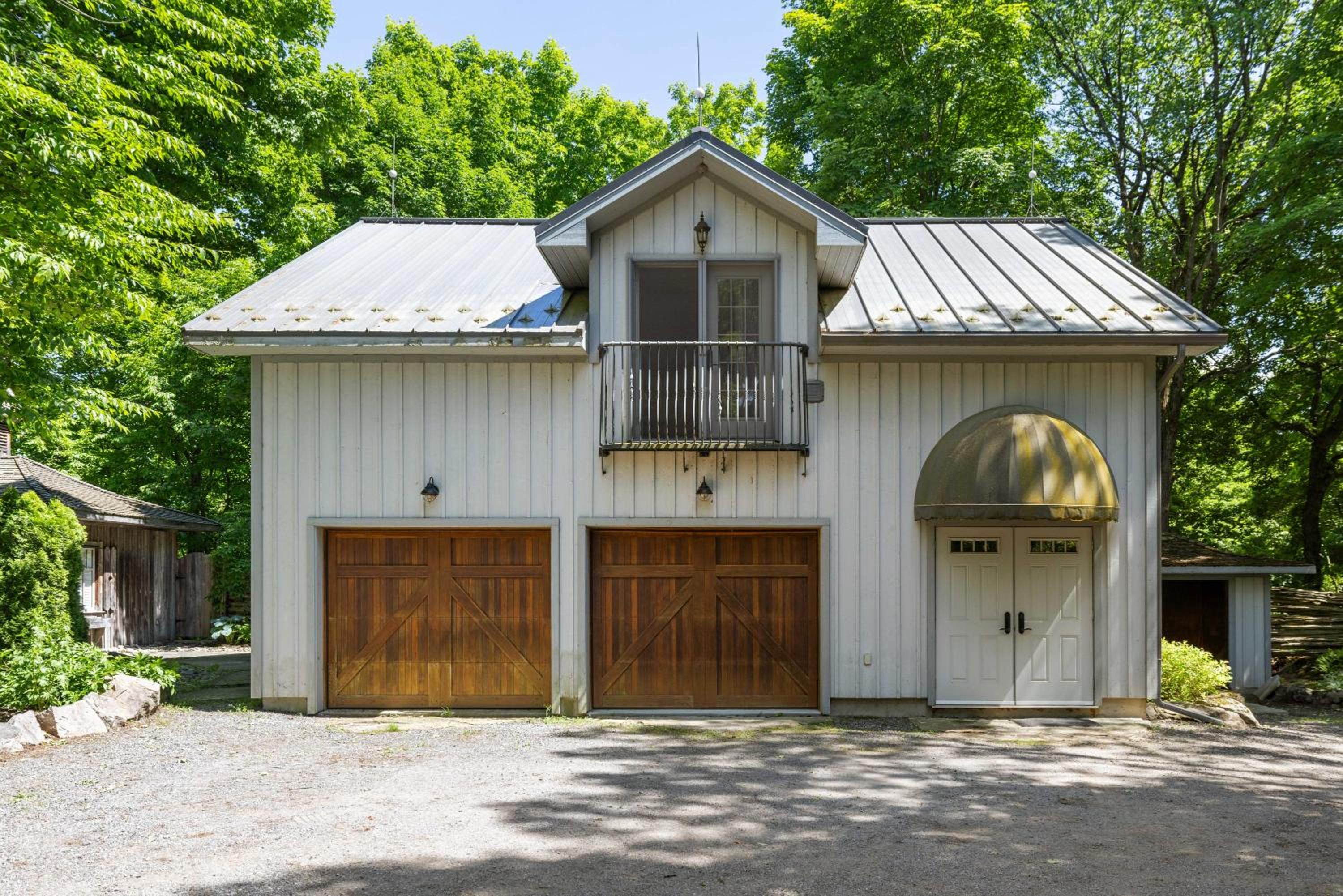 Badger's Sett - Estate on point with hot tub