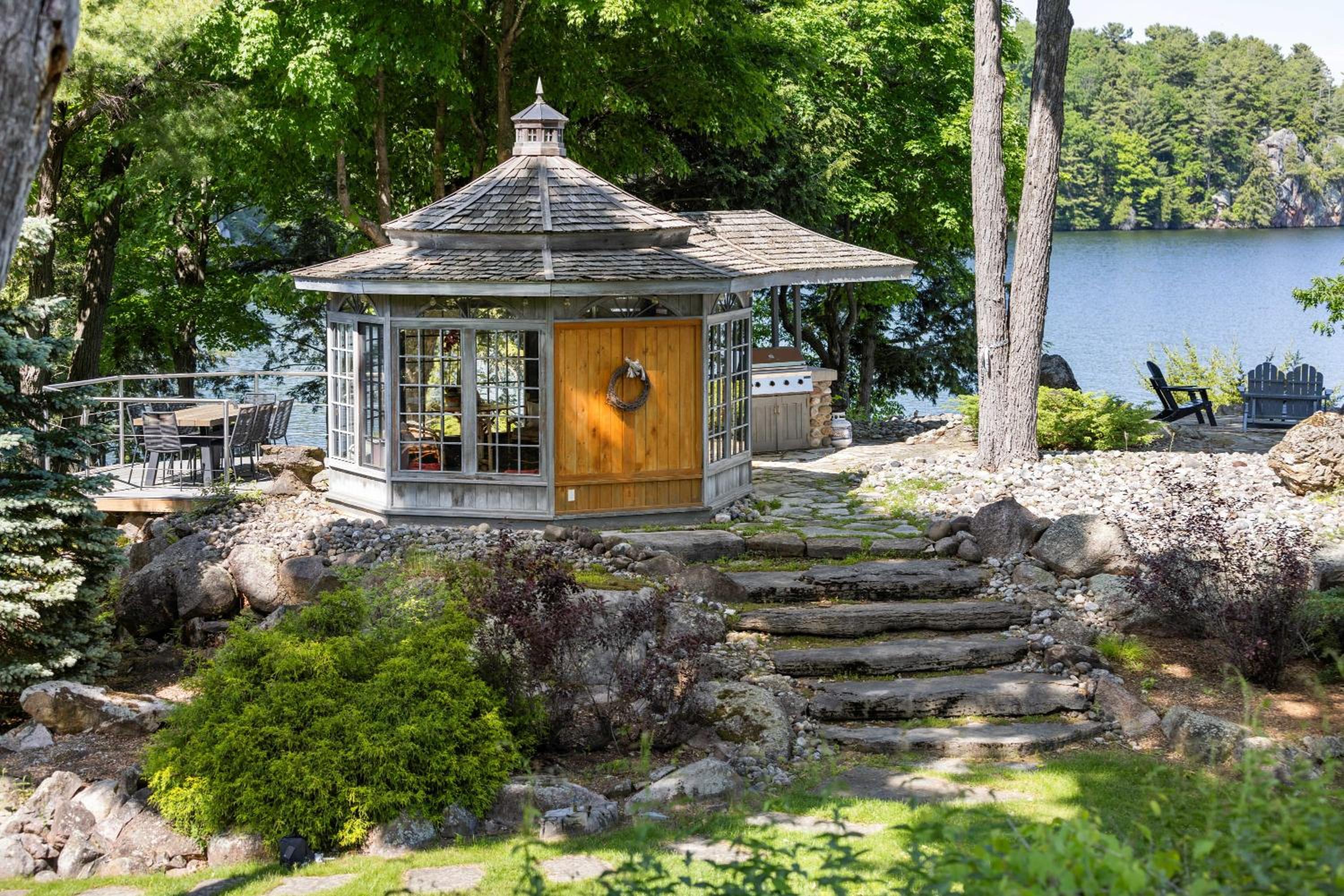 Badger's Sett - Estate on point with hot tub