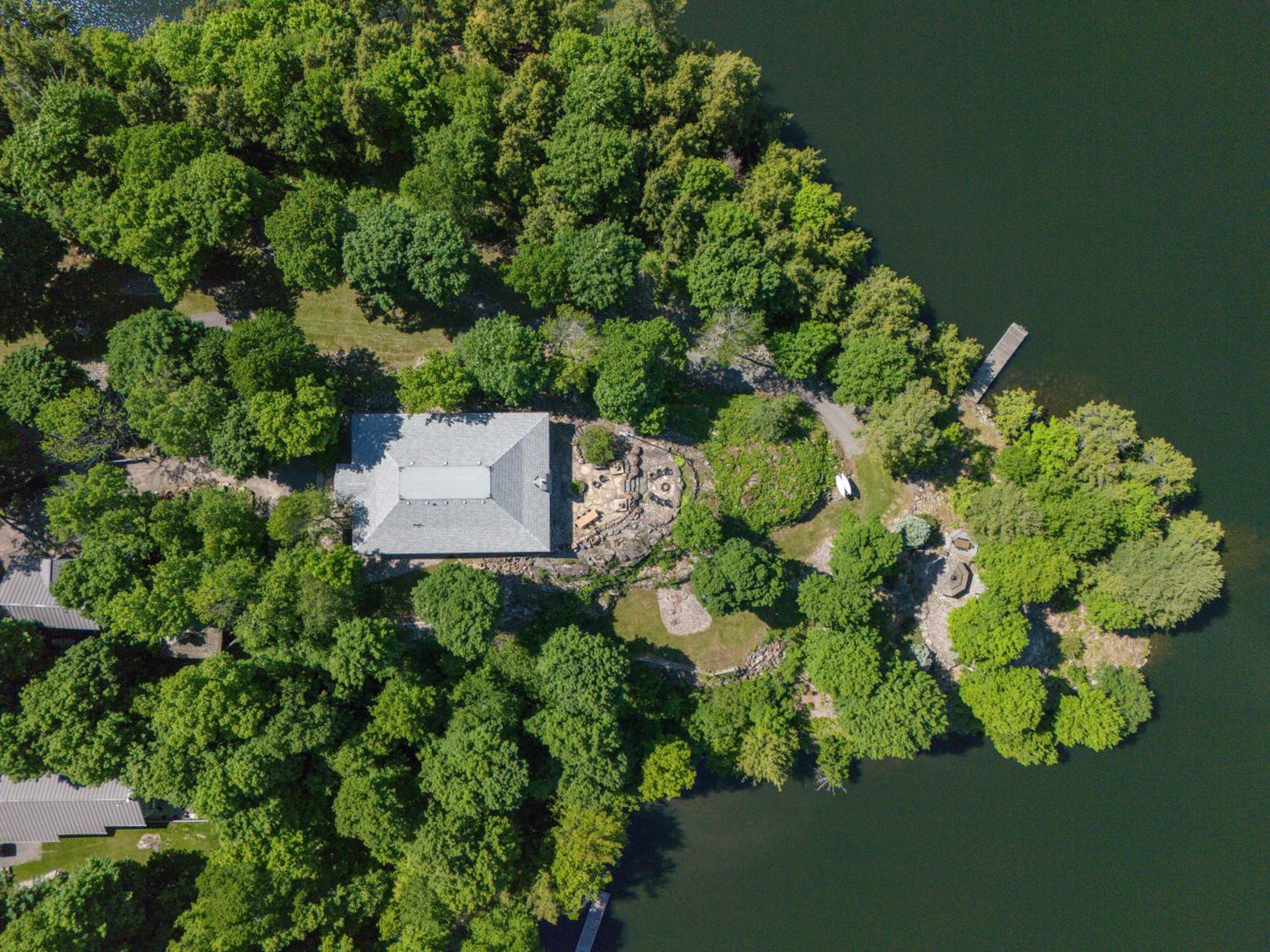 Badger's Sett - Estate on point with hot tub