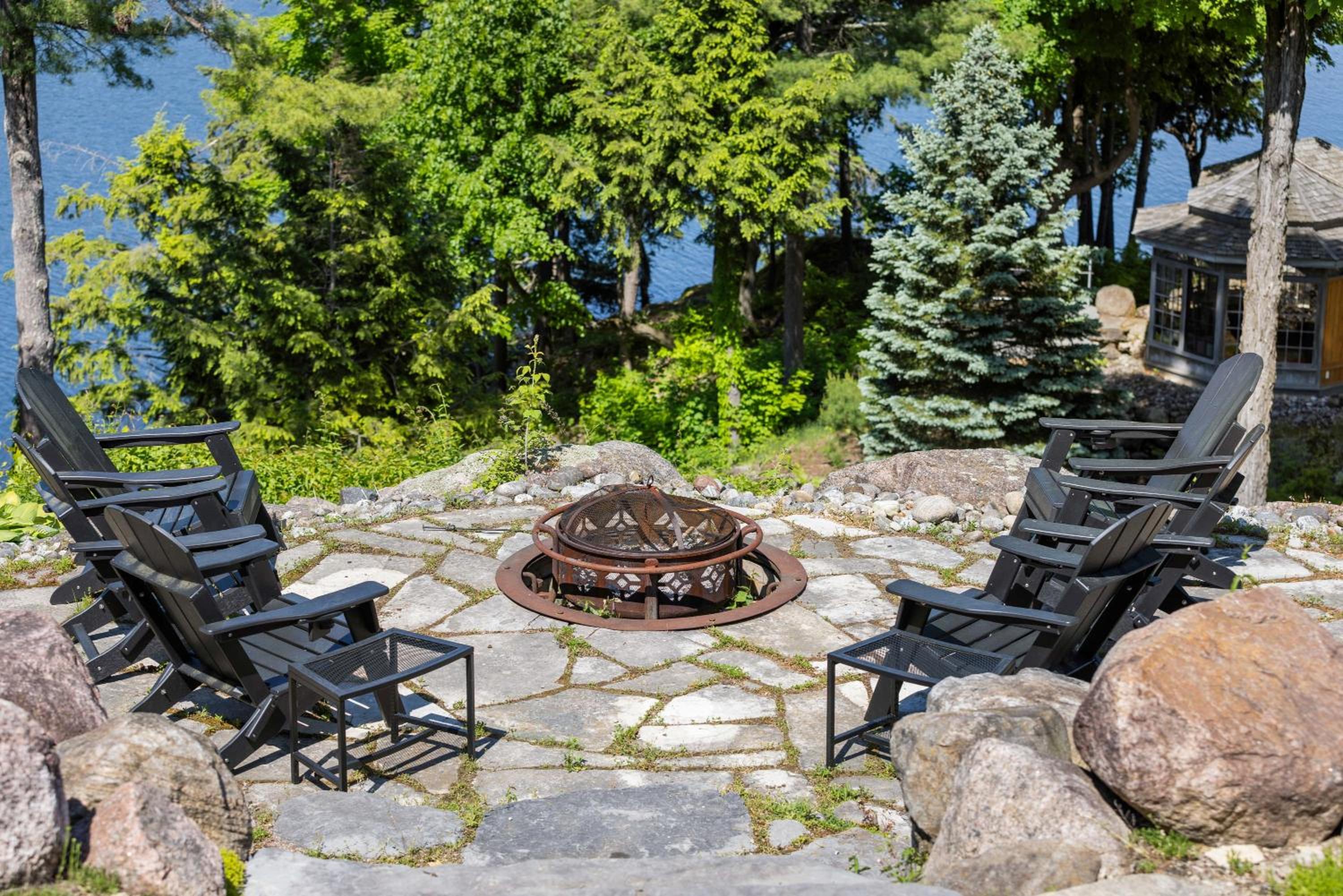 Badger's Sett - Estate on point with hot tub