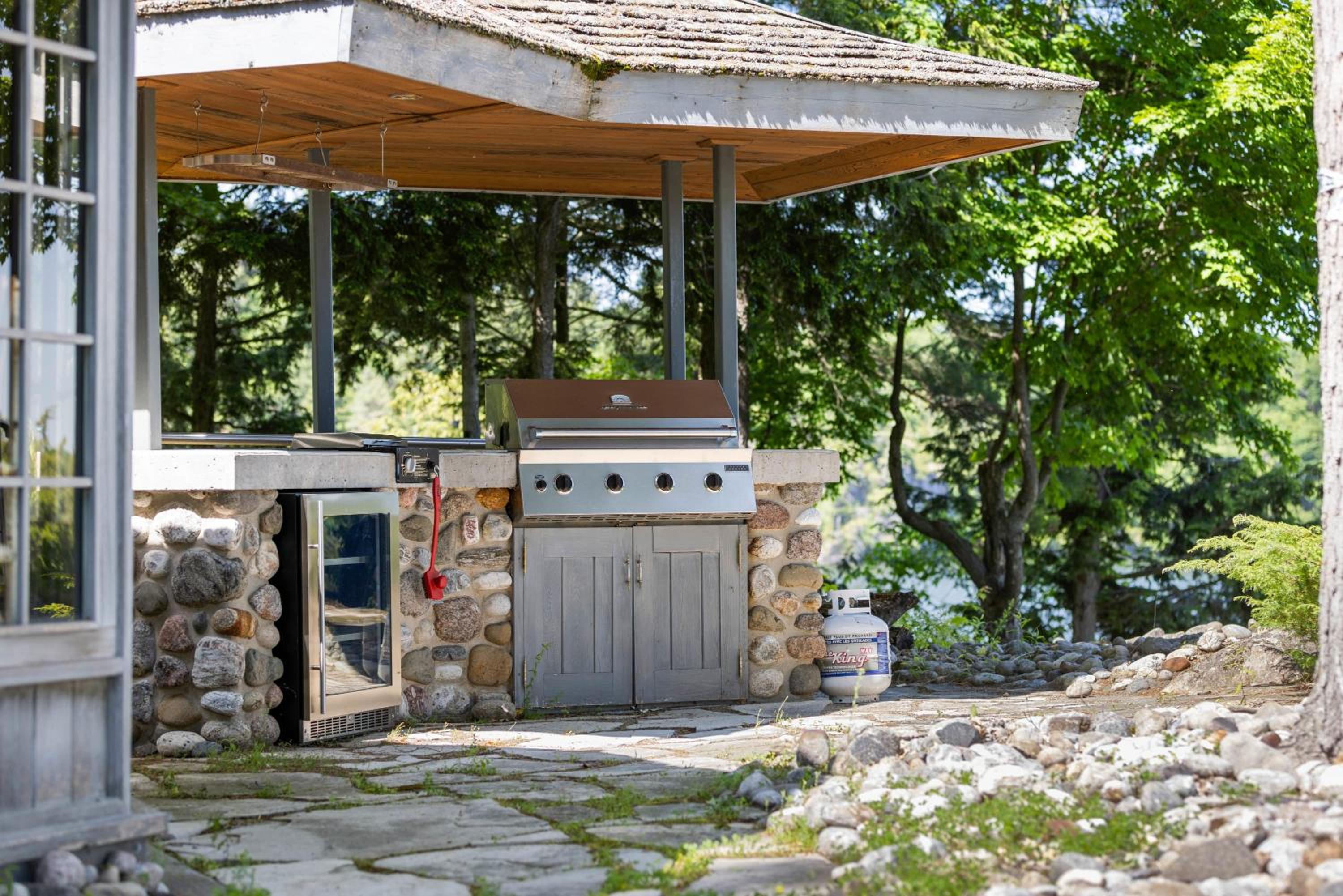 Badger's Sett - Estate on point with hot tub