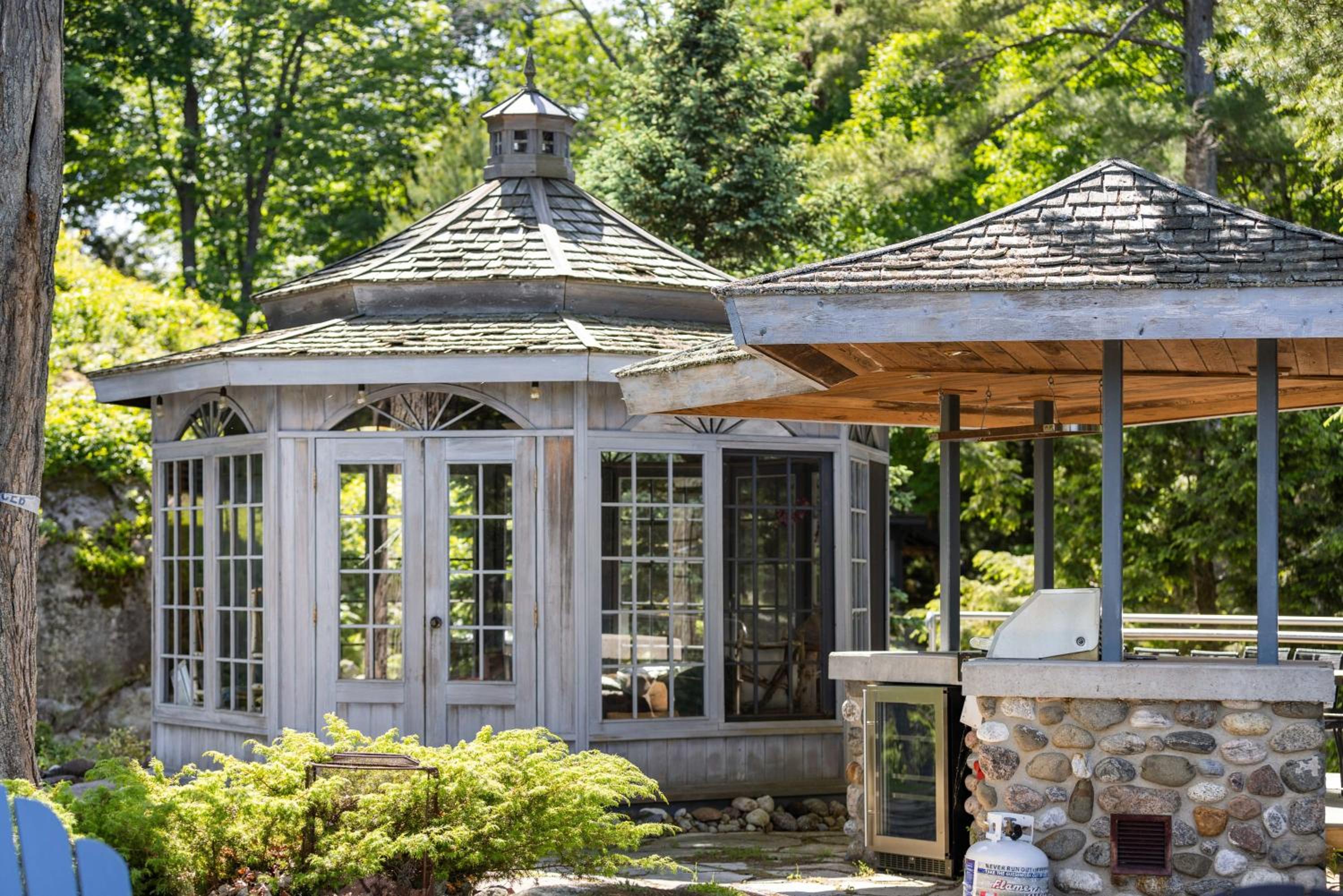 Badger's Sett - Estate on point with hot tub