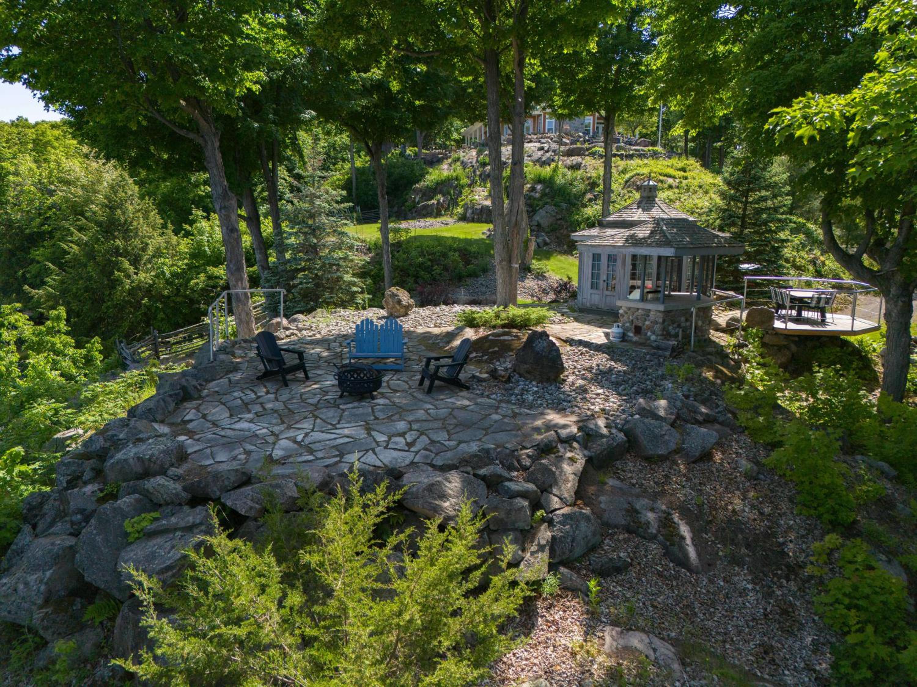 Badger's Sett - Estate on point with hot tub
