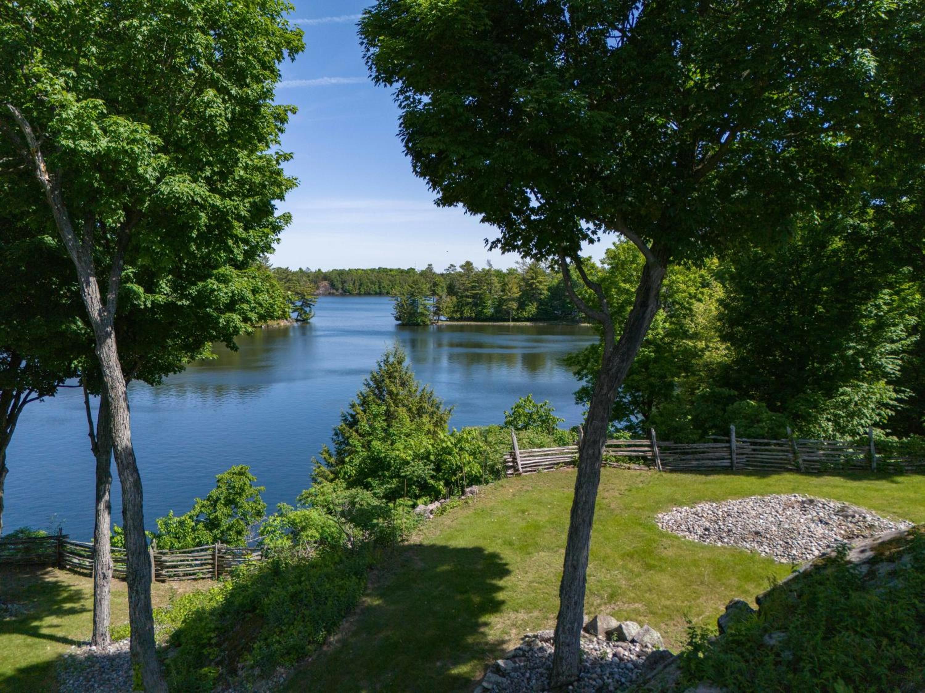Badger's Sett - Estate on point with hot tub