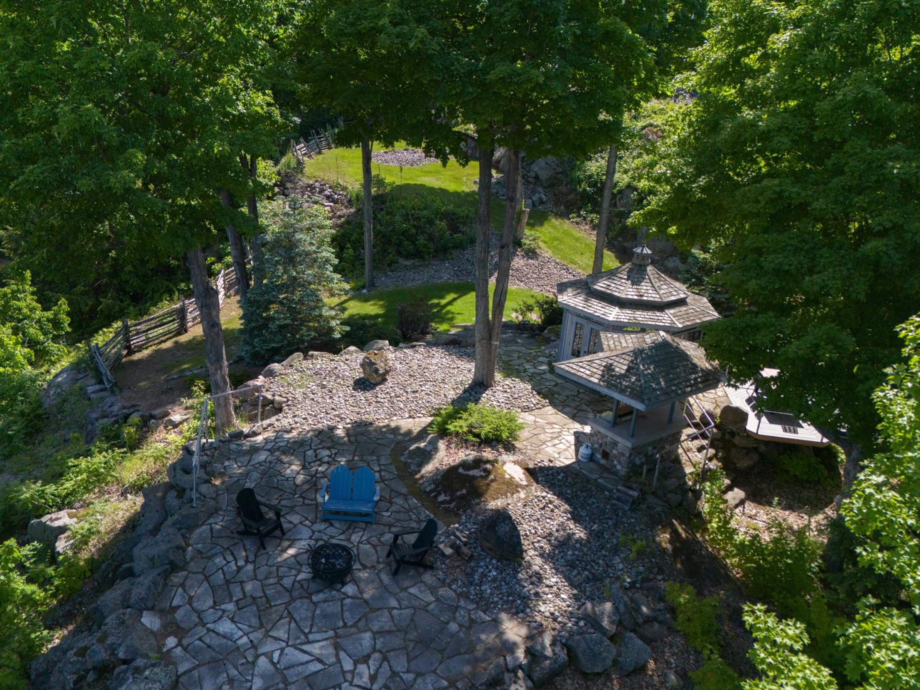 Badger's Sett - Estate on point with hot tub