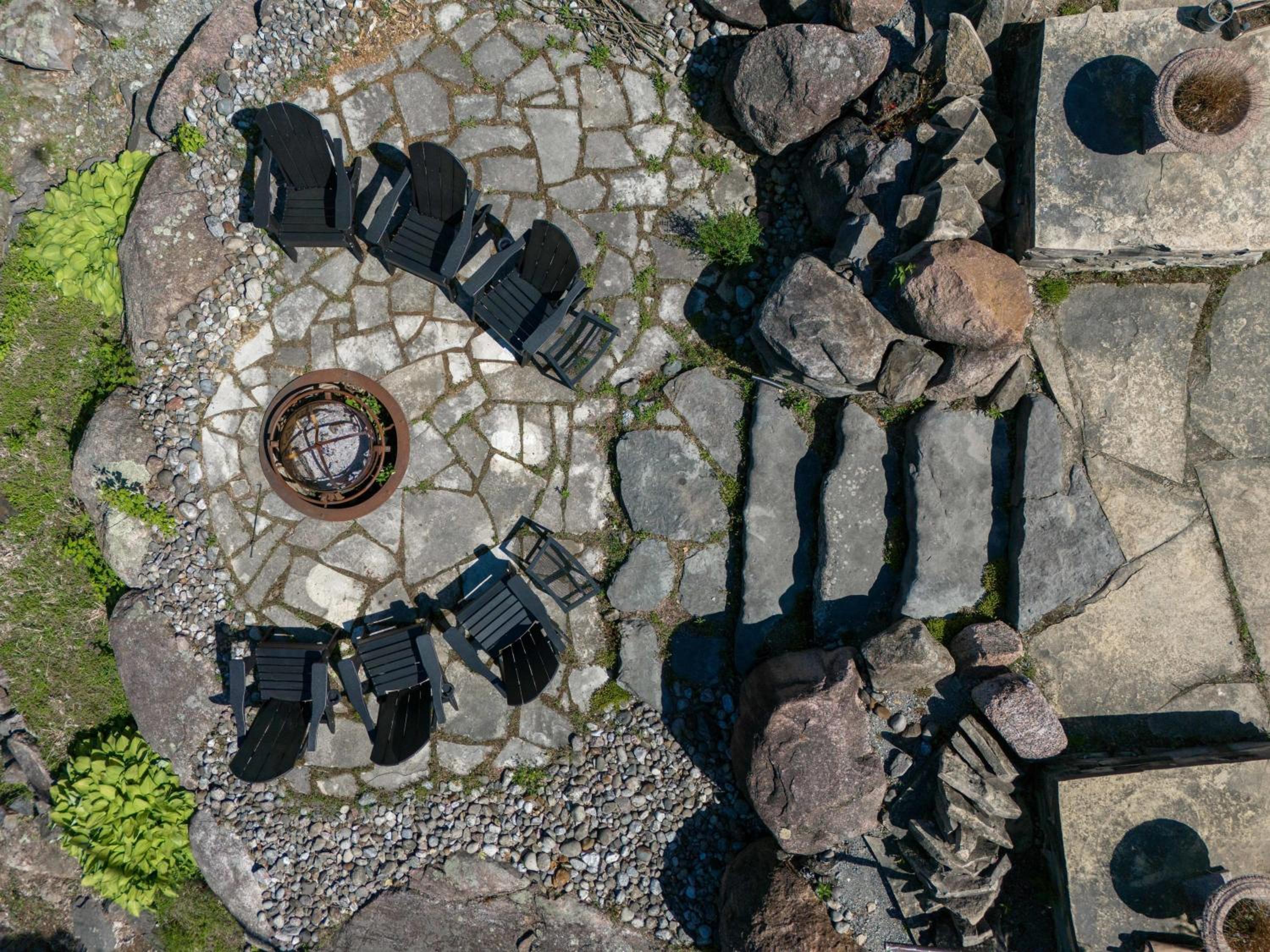 Badger's Sett - Estate on point with hot tub