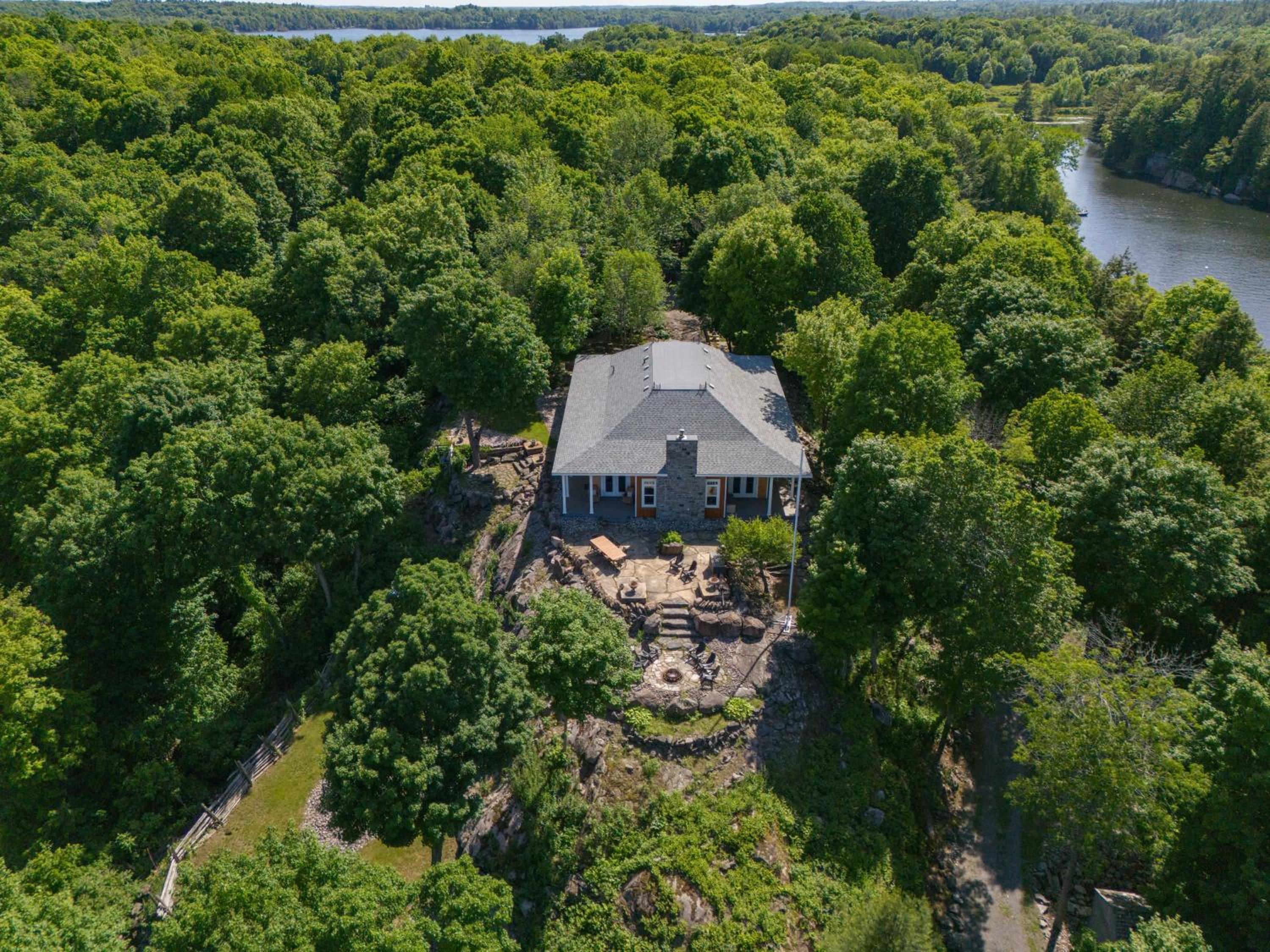 Badger's Sett - Estate on point with hot tub