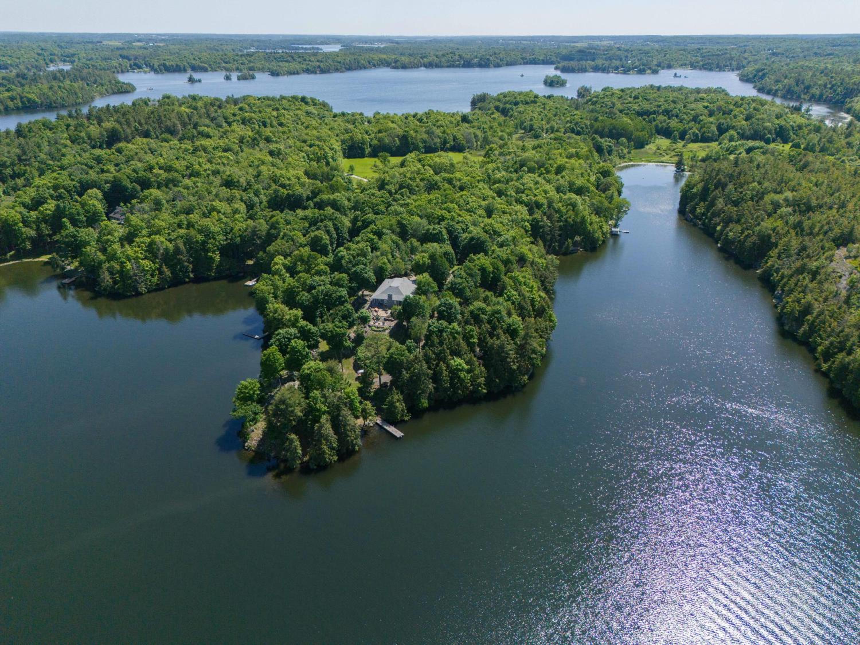 Badger's Sett - Estate on point with hot tub