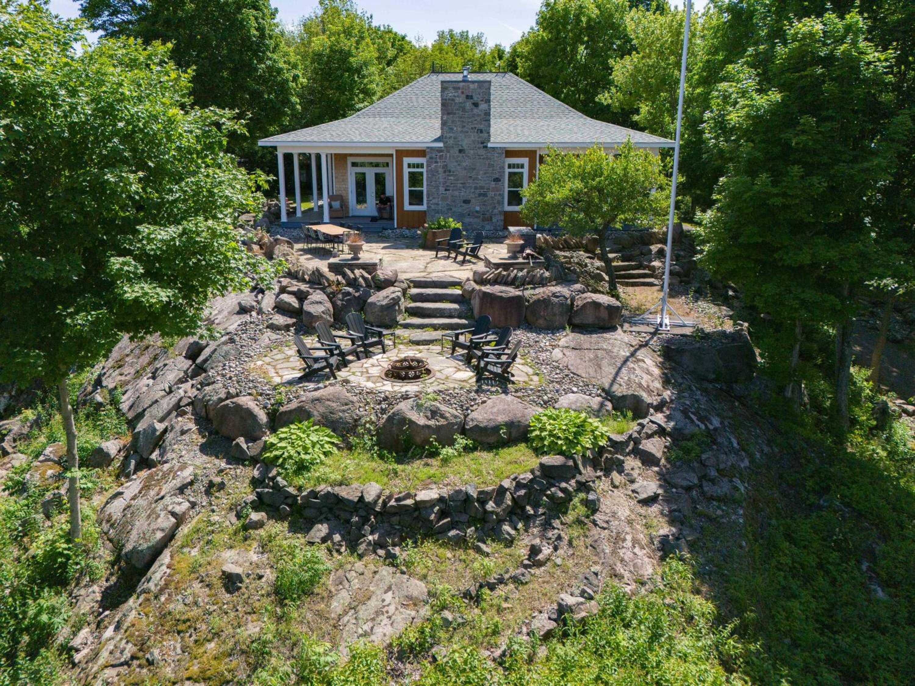 Badger's Sett - Estate on point with hot tub