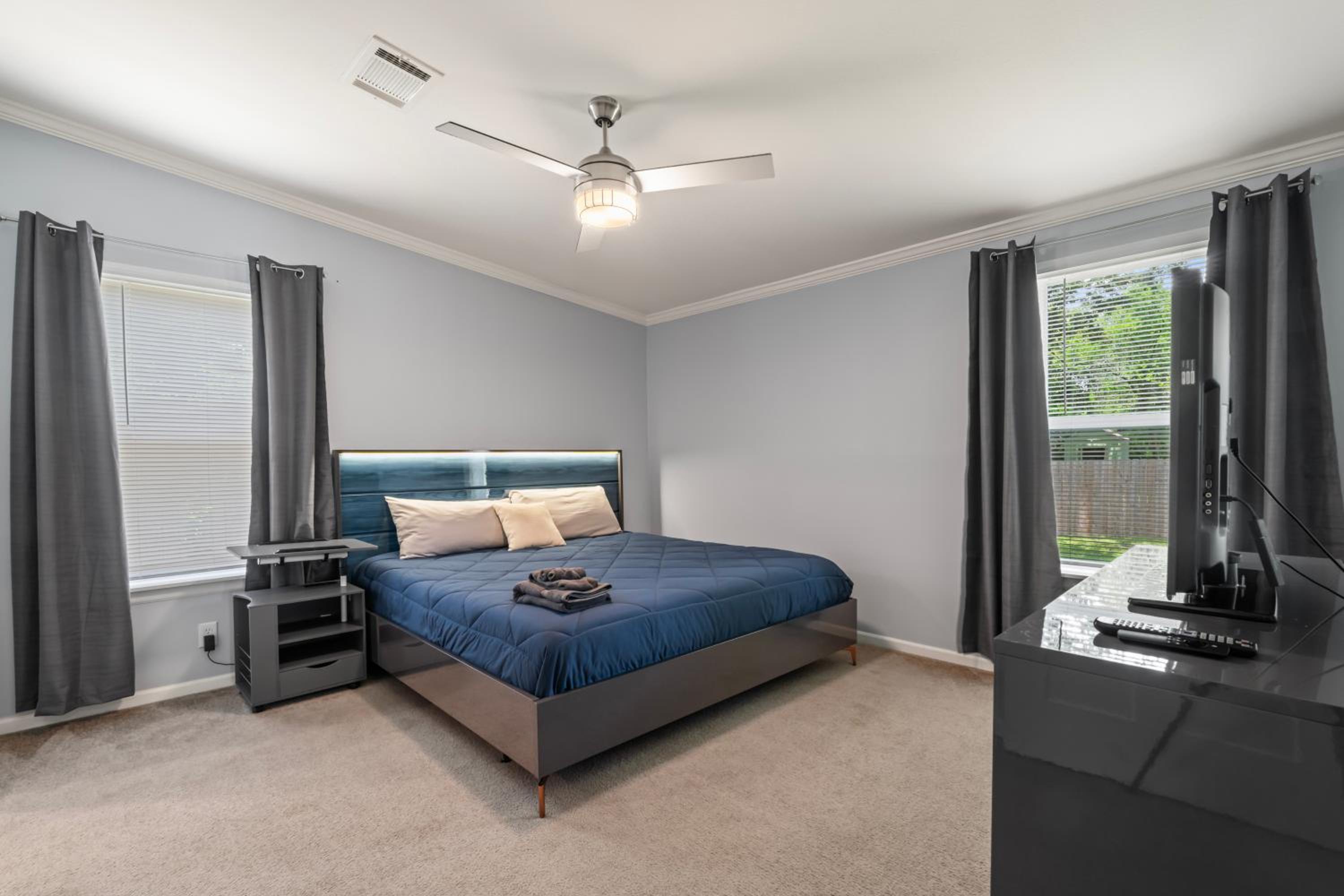 Lux 3BedRoom Home 5 Mins to the Beach KingBed QueenBed Twin bed Sleeper Sofa view 2